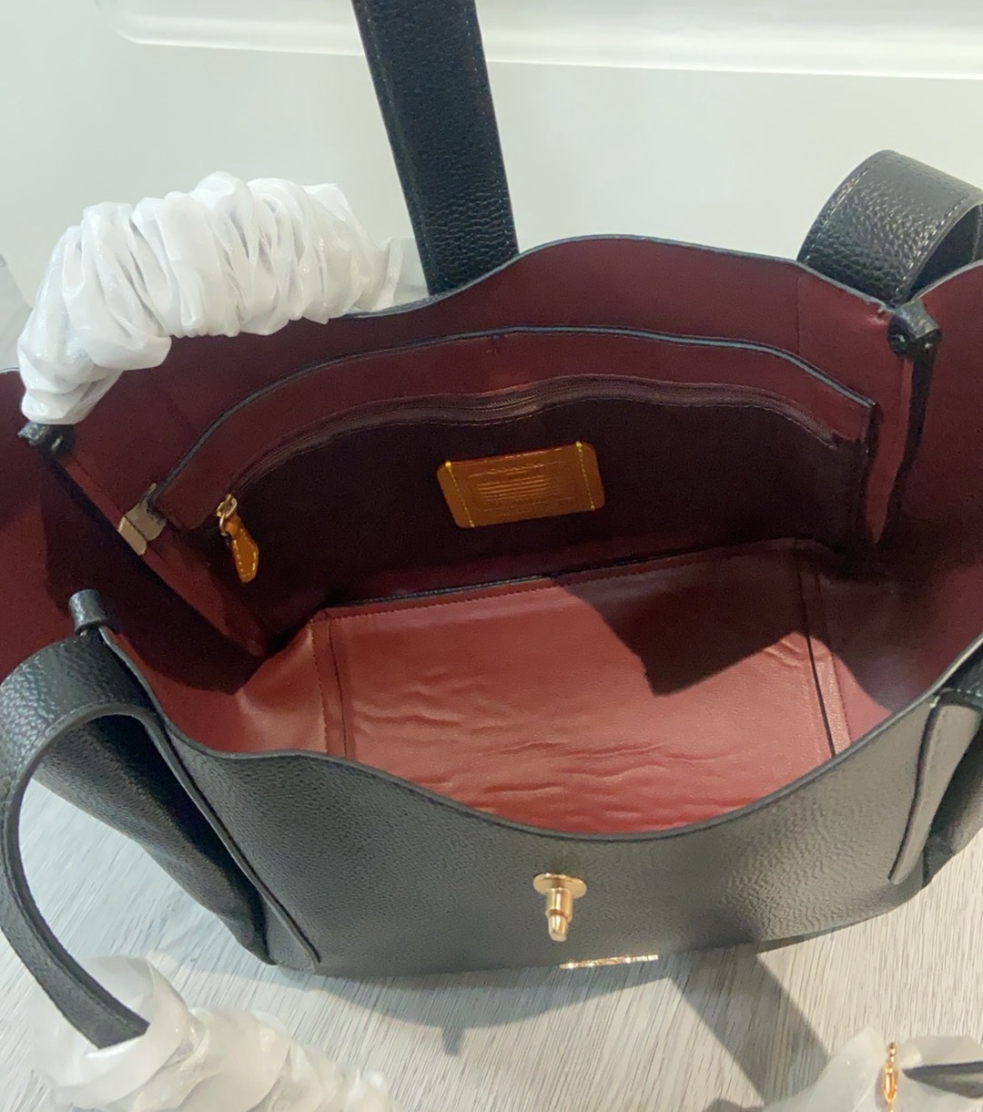 Hadley Turnlock Tote - 小柄女性に最適な高級感あふれるトートバッグ
