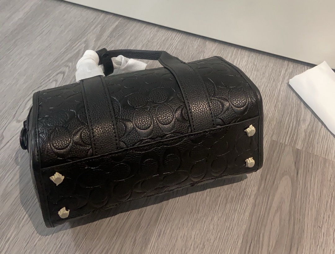 Coach coa*h c纹波士顿 cz497 男生能拒绝。 男士波士顿可手拎可斜挎暗黑色配上c字印花一整个帅住他 尺寸