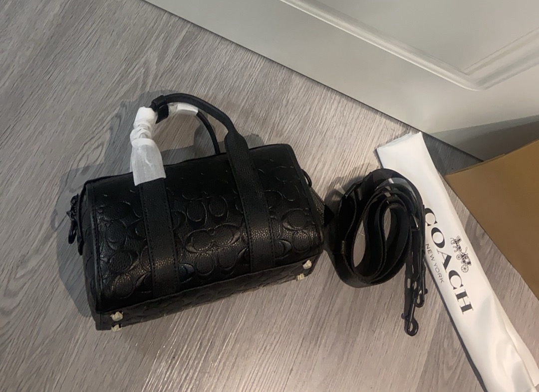 Coach coa*h c纹波士顿 cz497 男生能拒绝。 男士波士顿可手拎可斜挎暗黑色配上c字印花一整个帅住他 尺寸