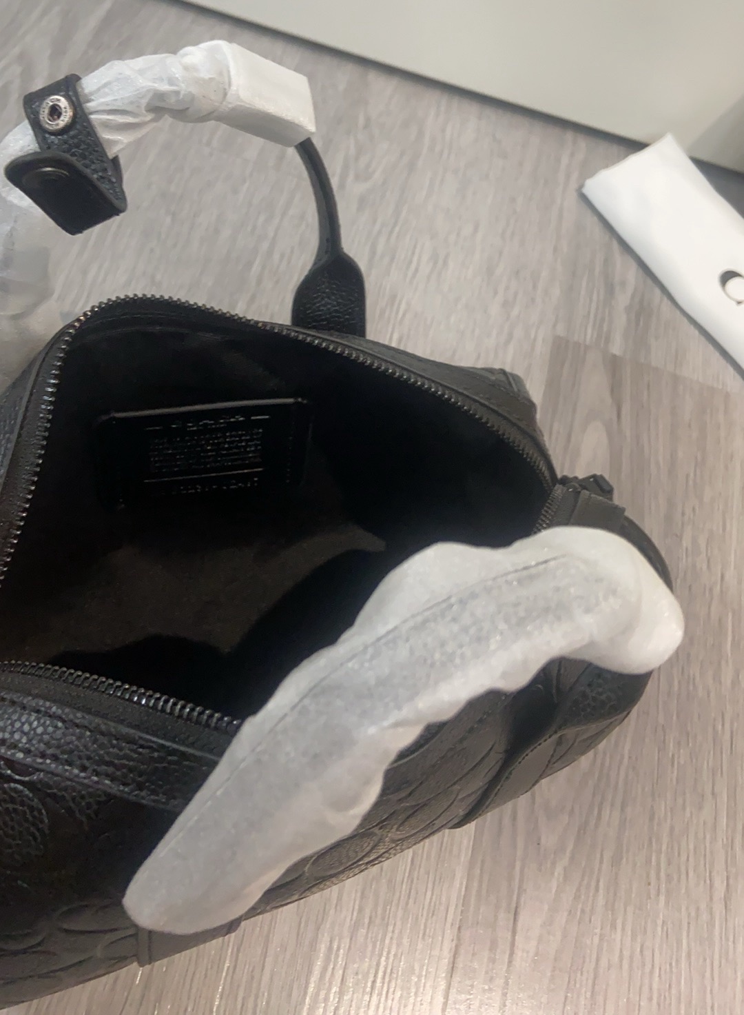 Coach coa*h c纹波士顿 cz497 男生能拒绝。 男士波士顿可手拎可斜挎暗黑色配上c字印花一整个帅住他 尺寸
