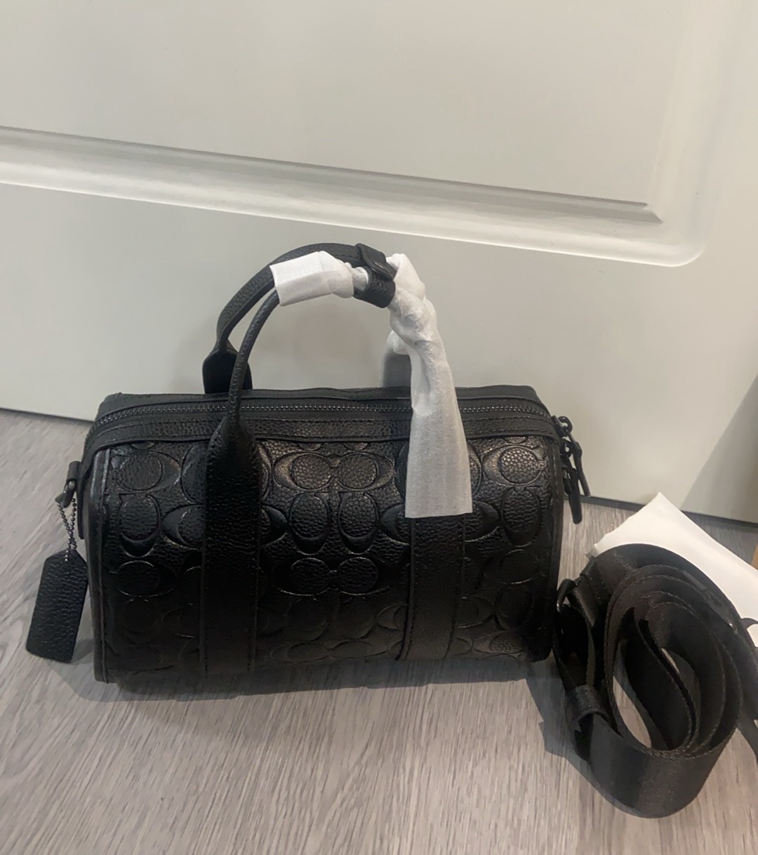 Coach coa*h c纹波士顿 cz497 男生能拒绝。 男士波士顿可手拎可斜挎暗黑色配上c字印花一整个帅住他 尺寸