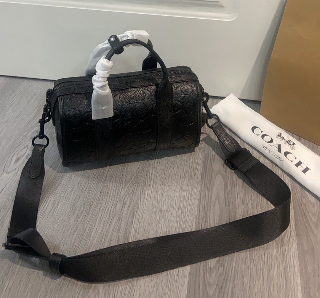 Coach coa*h c纹波士顿 cz497 男生能拒绝。 男士波士顿可手拎可斜挎暗黑色配上c字印花一整个帅住他 尺寸