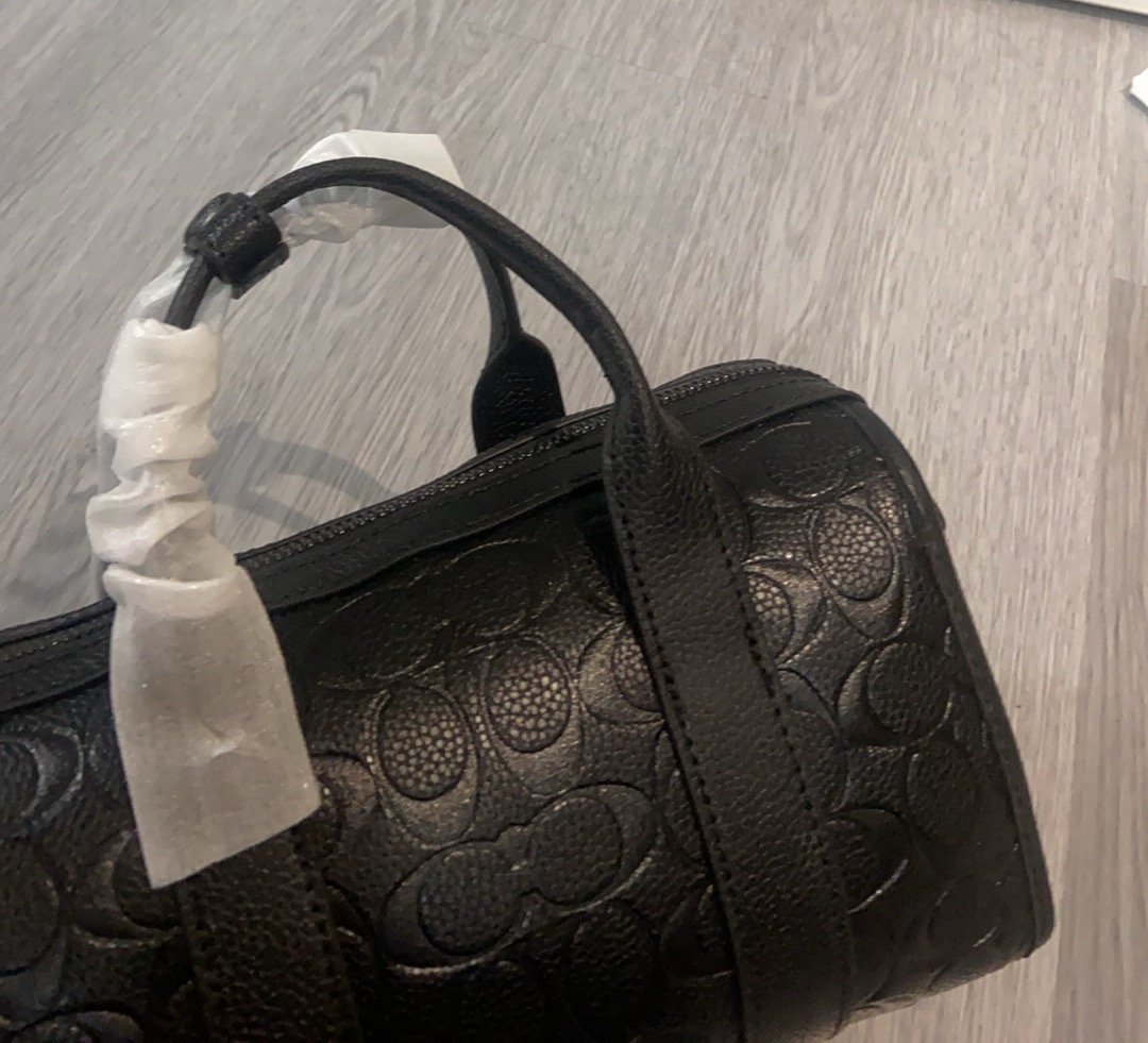 Coach coa*h c纹波士顿 cz497 男生能拒绝。 男士波士顿可手拎可斜挎暗黑色配上c字印花一整个帅住他 尺寸