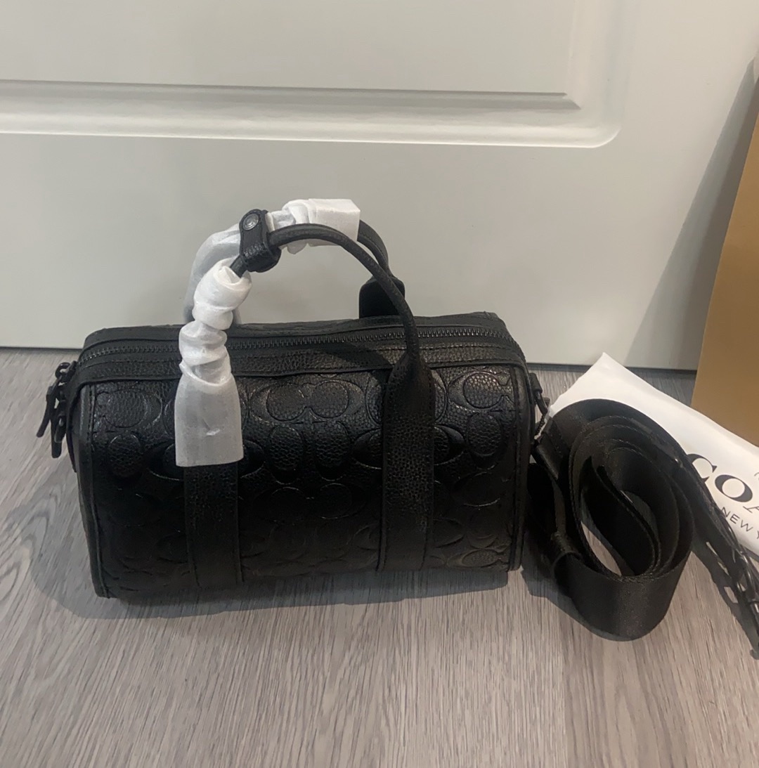 Coach coa*h c纹波士顿 cz497 男生能拒绝。 男士波士顿可手拎可斜挎暗黑色配上c字印花一整个帅住他 尺寸