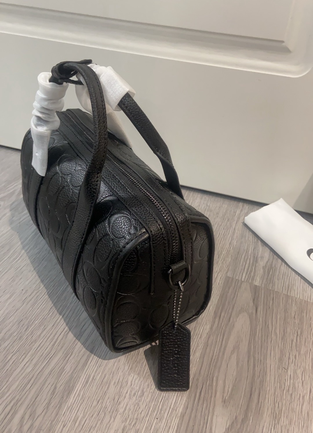 Coach coa*h c纹波士顿 cz497 男生能拒绝。 男士波士顿可手拎可斜挎暗黑色配上c字印花一整个帅住他 尺寸