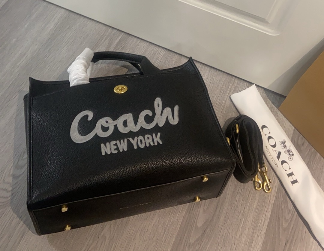 COACH 新品春季奶白色托特バッグ - 浅色系出遊スタイル