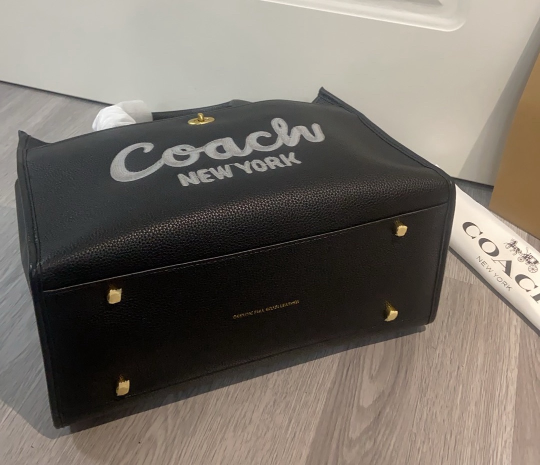 COACH 新品春季奶白色托特バッグ - 浅色系出遊スタイル