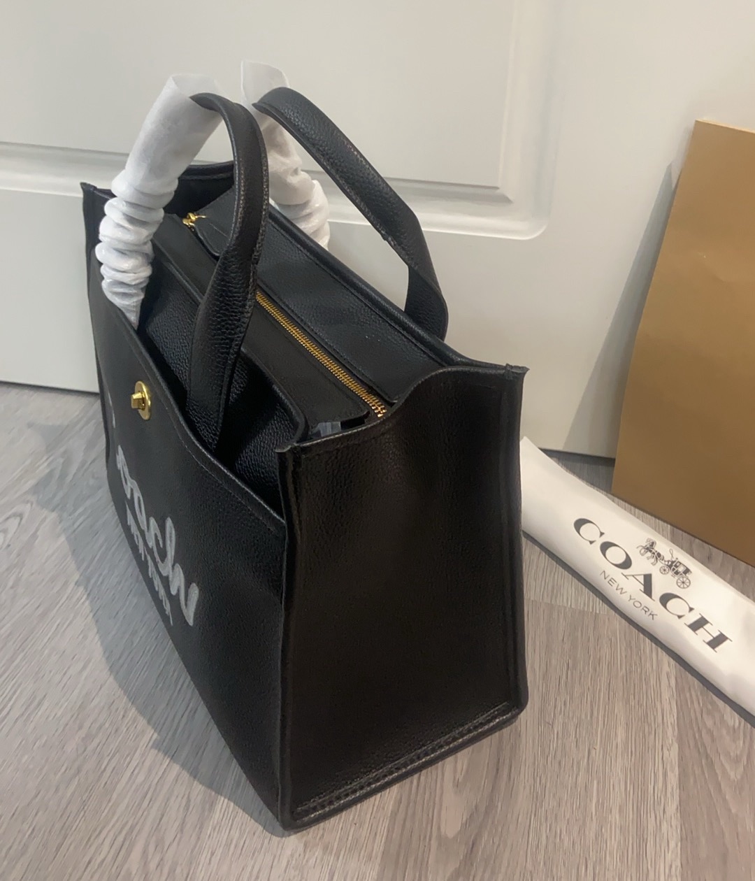 COACH 新品春季奶白色托特バッグ - 浅色系出遊スタイル