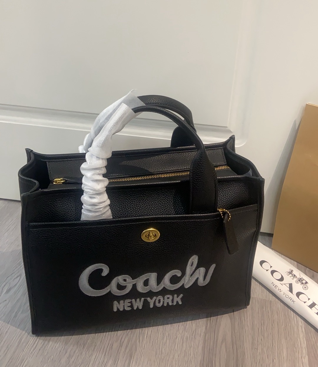 COACH 新品春季奶白色托特バッグ - 浅色系出遊スタイル