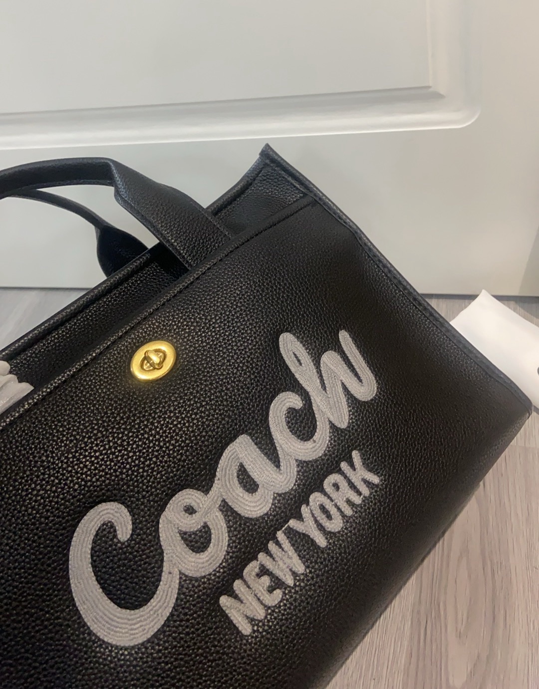 COACH 新品春季奶白色托特バッグ - 浅色系出遊スタイル