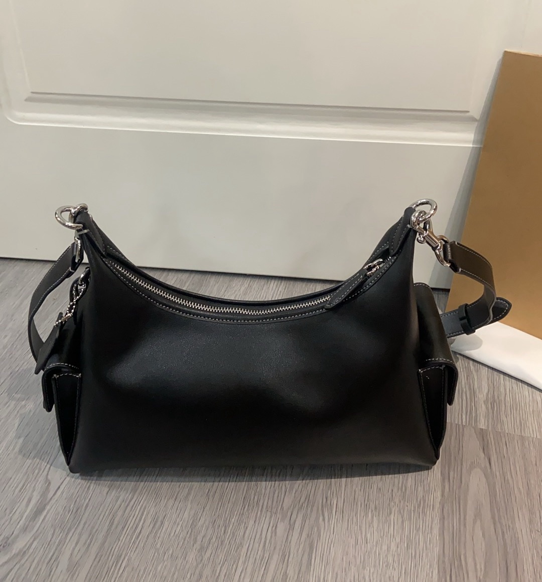 COACH Juliet Hobo Bag in Black Leather with Interchangeable Straps 5 i1750531117049 1408 0 3
