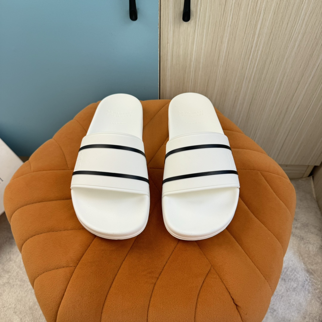 NO:273866,【BRUNELLOCUCLNELLl】Size38-46. BC flip flops latest popular fashion slippers official website original version 1:1 open mold original single quality, upper TPU material fine workmanship pure handmade, showing low-key luxury high-end atmosphere, exquisite, delicate, calm and steady, versatile style, worth owning, brunello cucinelli, slippers19860909【BRUNELLOCUCLNELLl】Size38-46. BC一字拖最新爆款时尚拖鞋官网原版1:1开模原单品质,鞋面 TPU材质 做工精细纯手工制作,彰显低调奢华高端大气,精巧细腻沉着稳重,百搭款式,值得拥有,,brunello cucinelli,slippers,Men's shoes