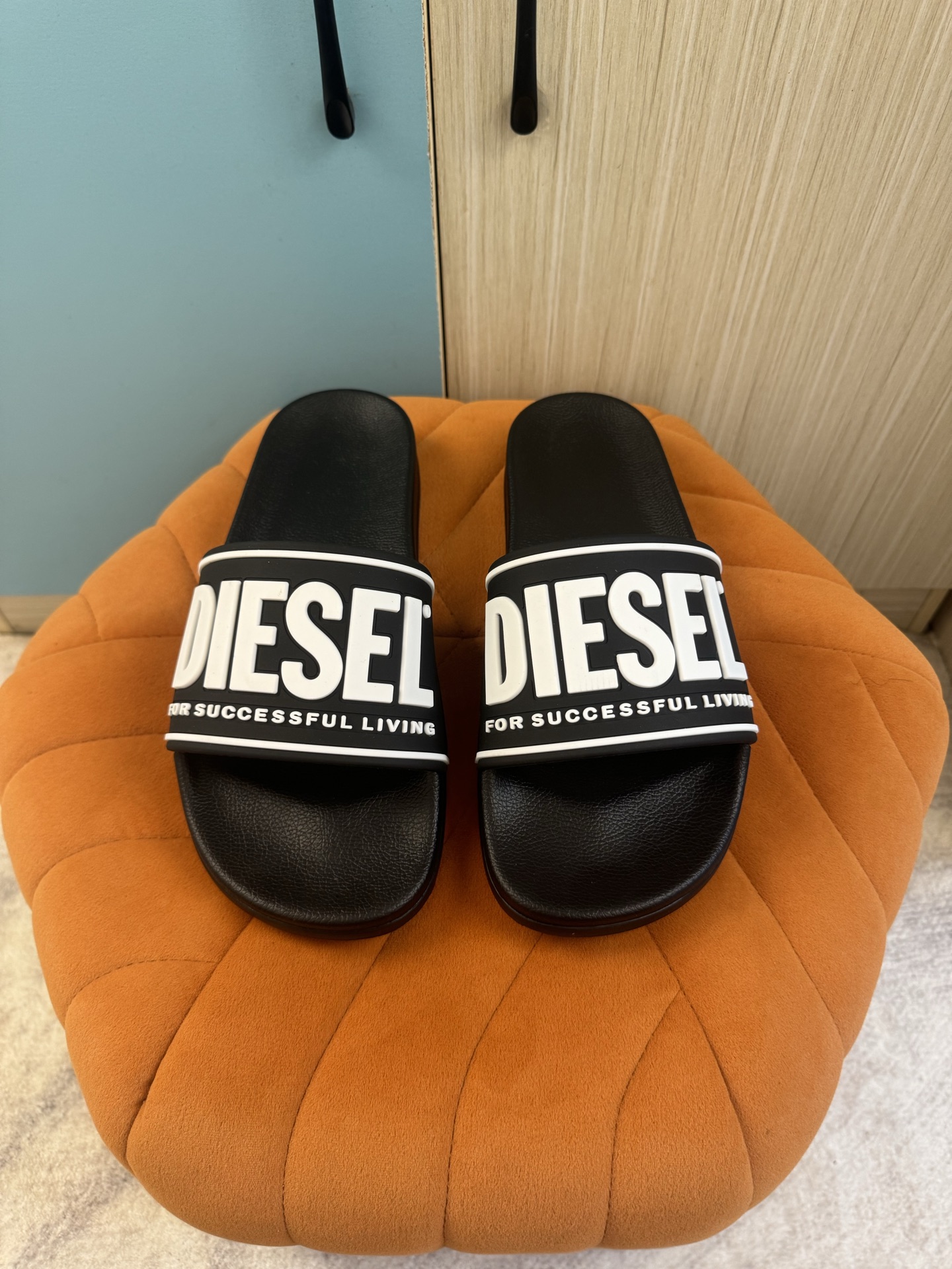 NO:283869,Diesel classic slippers (block order inquiry) Men's model 39–46,,slippers19860909Diesel迪赛经典款拖鞋（散货订单询价） 男款39–46,,slippers,Men's shoes