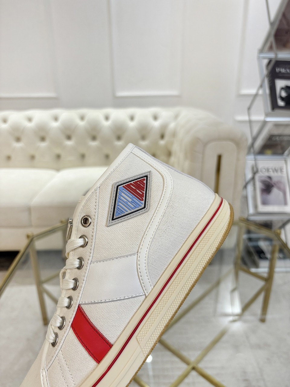 NO:832427,Real price BOTTE VENE BV25ss new retro Eliot sneakers are on the market! BV's new Eliot is inspired by retro basketball shoes, and the childlike colors rejuvenate! The same style for men and women, it can be worn as a pair of shoes. The entire shoe is breathable and comfortable, the canvas upper is lightweight, and the upper and splicing are wrapped with soft and luxurious sheepskin inlays. The red lines on each shoe edge are hand-painted, which adds more taste and attitude! Size #Female 35-40  Men's size 40-44,,bottega veneta,bottega veneta,sneakers,sheepskin19860909实价 BOTTE VENE BV25ss 新款复古Eliot运动鞋上市即封神! BV全新的 Eliot以复古篮球鞋为设计灵感,童趣 的色彩焕发青春活力!男女同款,可以做情侣鞋穿着哦 整个鞋子透气舒适,帆布鞋面自重轻盈,鞋帮和拼接处以柔软奢华的羊皮镶嵌包裹 每只鞋边的红线均为手工绘画,更具品味与态度喔! Size#女35-40 男码40-44,,bottega veneta,bottega veneta,sneakers,sheepskin,Men's shoes