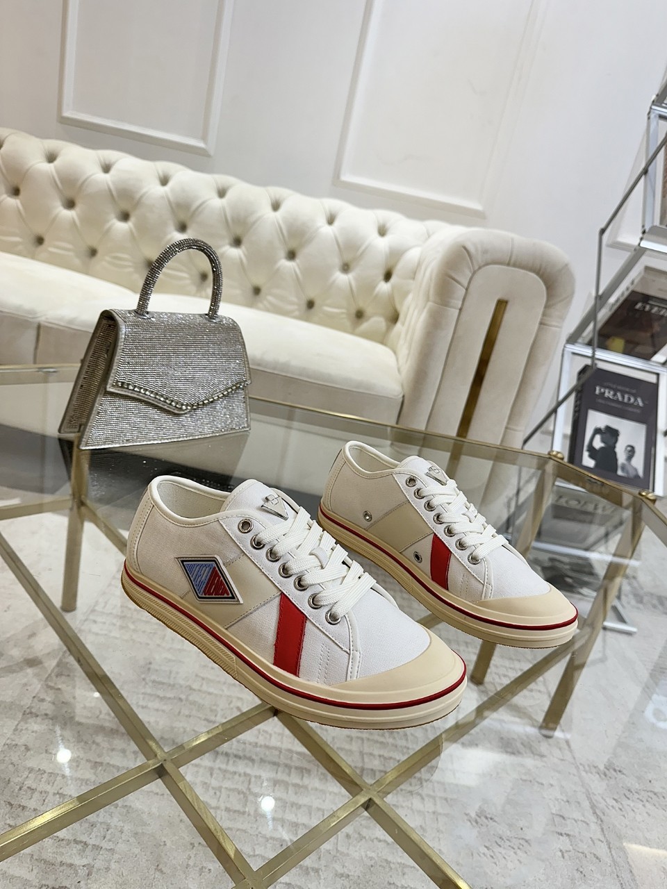 NO:832420,Real price BOTTE VENE BV25ss The new retro Eliot sneakers are on the market! BV's new Eliot is inspired by retro basketball shoes, and the childlike colors rejuvenate! The same style for men and women, it can be worn as a couple's shoes. The entire shoe is breathable and comfortable, the canvas upper and canvas lining are lightweight, and the upper and splicing are wrapped with soft and luxurious sheepskin inlays. The red lines on each shoe edge of the YPU outsole are hand-painted, which adds more taste and attitude!  Size #Female 35-40 (40 orders are not returnable) Men’s size 40-44,,bottega veneta,bottega veneta,sneakers,sheepskin19860909实价 BOTTE VENE BV25ss 新款复古Eliot运动鞋上市即封神! BV全新的 Eliot以复古篮球鞋为设计灵感,童趣 的色彩焕发青春活力!男女同款,可以做情侣鞋穿着哦 整个鞋子透气舒适,帆布鞋面帆布内里自重轻盈,鞋帮和拼接处以柔软奢华的羊皮镶嵌包裹 YPU大底每只鞋边的红线均为手工绘画,更具品味与态度喔! Size#女35-40（40订做不退换） 男码40-44,,bottega veneta,bottega veneta,sneakers,sheepskin,Men's shoes