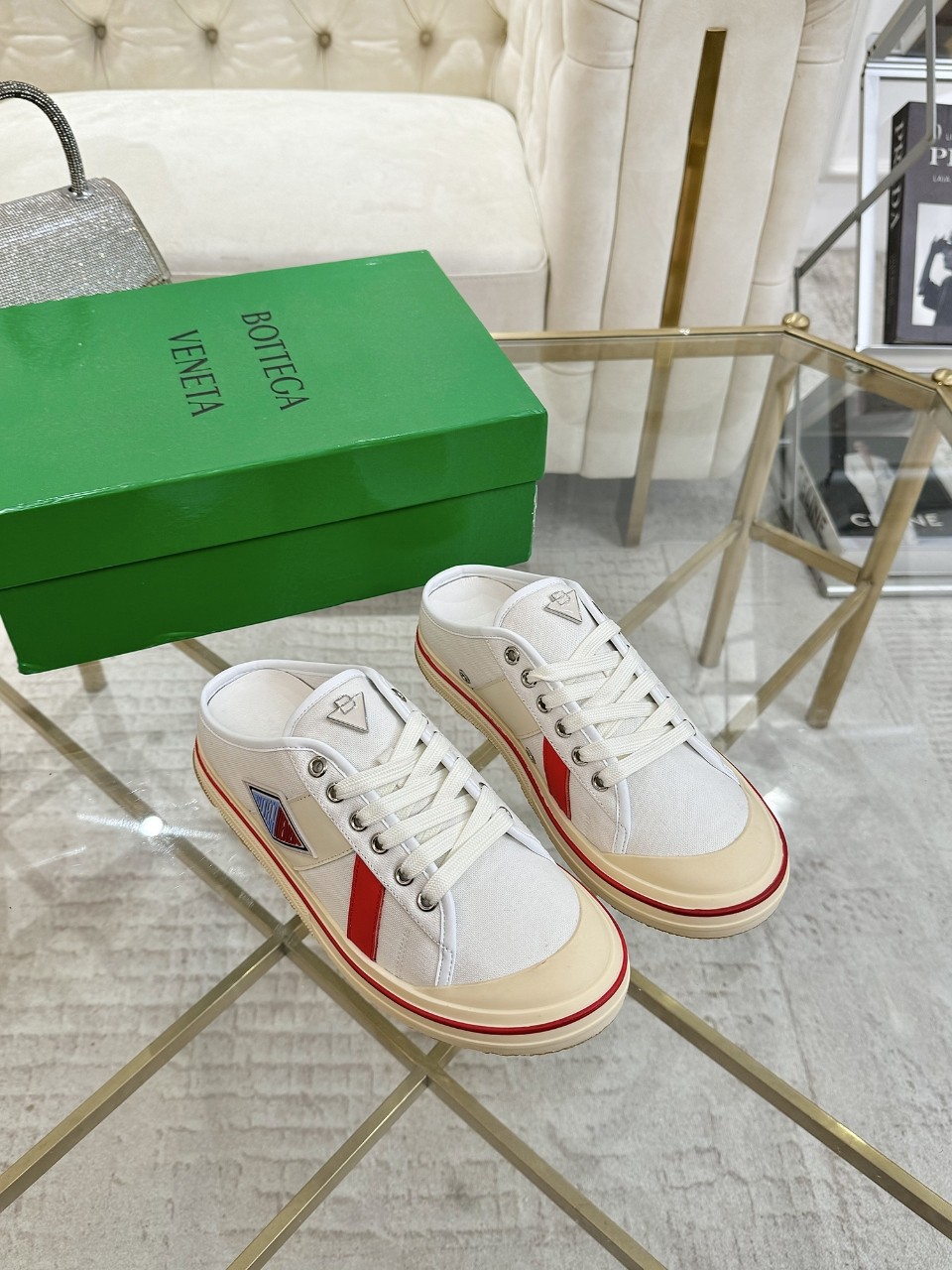 NO:437360,BOTTE VENE BV25ss The new retro Eliot sneakers are now on the market! BV's new Eliot is inspired by retro basketball shoes, and the childlike colors are youthful and energetic! The same style for men and women, you can wear couple shoes. The whole shoe is breathable and comfortable, the canvas upper canvas is lightweight, the upper and splicing are wrapped in soft and luxurious sheepskin inlay. The red line on each side of the TPU outsole is hand-painted, which is more tasteful and attitude! Size# Women's 35-40 (40 custom made without return and exchange) Men's size 40-44 (men's plus 40 yuan), casual shoes/sports shoes, bottega veneta, bottega veneta, bottega veneta, sneakers, sheepskin19860909BOTTE VENE BV25ss 新款复古Eliot运动鞋上市即封神! BV全新的 Eliot以复古篮球鞋为设计灵感,童趣 的色彩焕发青春活力!男女同款,可以做情侣鞋穿着哦 整个鞋子透气舒适,帆布鞋面帆布内里自重轻盈,鞋帮和拼接处以柔软奢华的羊皮镶嵌包裹 TPU大底每只鞋边的红线均为手工绘画,更具品味与态度喔! Size#女35-40（40订做不退换） 男码40-44（男款加40元）,休闲鞋/运动鞋,bottega veneta,bottega veneta,sneakers,sheepskin,Women's Shoes