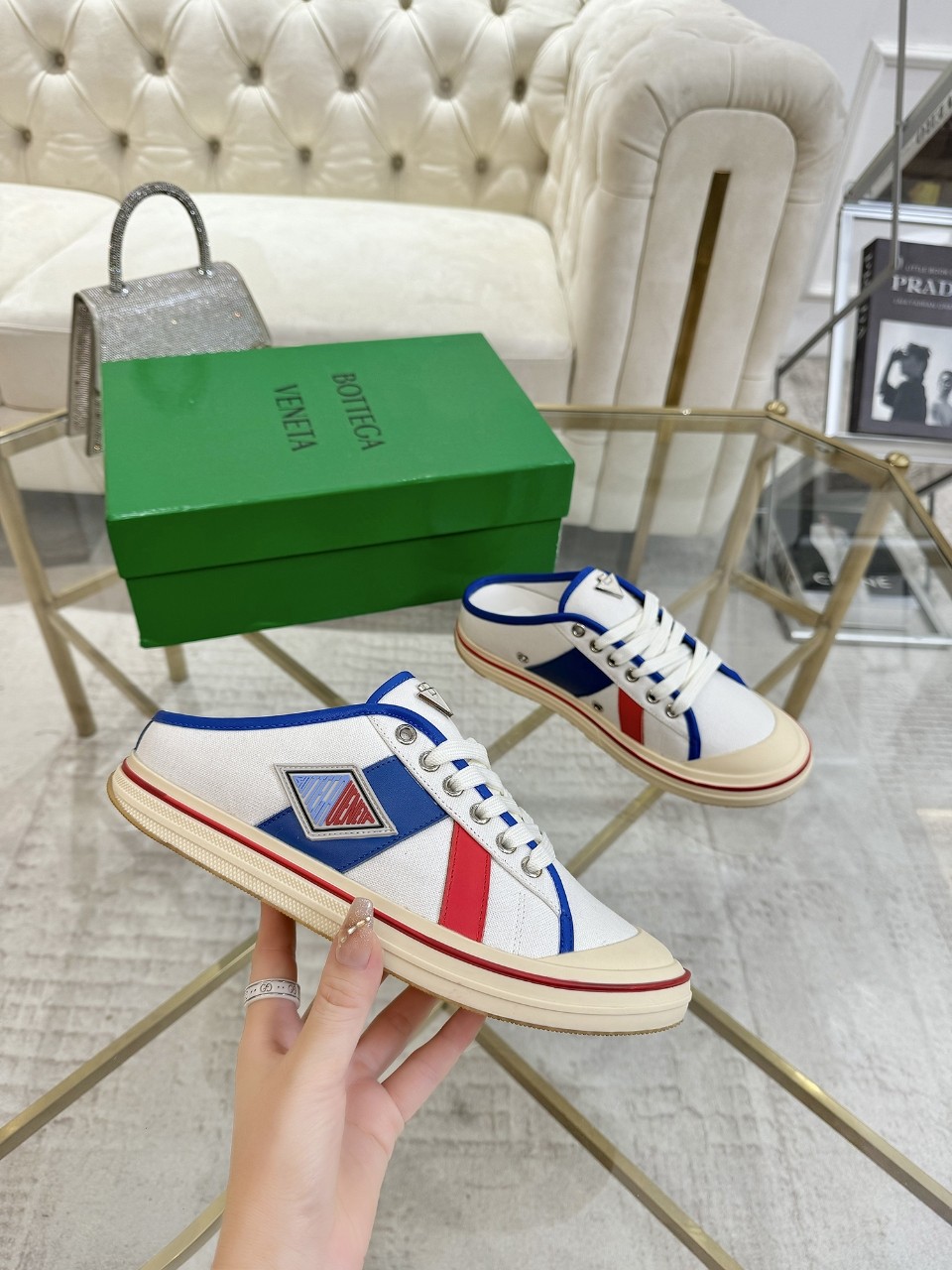 NO:832413,Actual price BOTTE VENE BV25ss The new retro Eliot sneakers will become gods when they are launched! BV's new Eliot is inspired by retro basketball shoes, and the childlike colors rejuvenate! The same style for men and women, it can be worn as a couple's shoes. The entire shoe is breathable and comfortable, the canvas upper and canvas lining are lightweight, and the upper and splicing are wrapped with soft and luxurious sheepskin inlays. The red lines on each shoe edge of the TPU outsole are hand-painted, which adds more taste and attitude!  Size #Female 35-40 (40 orders are not returnable) Men’s size 40-44,,bottega veneta,bottega veneta,sneakers,sheepskin19860909实价 BOTTE VENE BV25ss 新款复古Eliot运动鞋上市即封神! BV全新的 Eliot以复古篮球鞋为设计灵感,童趣 的色彩焕发青春活力!男女同款,可以做情侣鞋穿着哦 整个鞋子透气舒适,帆布鞋面帆布内里自重轻盈,鞋帮和拼接处以柔软奢华的羊皮镶嵌包裹 TPU大底每只鞋边的红线均为手工绘画,更具品味与态度喔! Size#女35-40（40订做不退换） 男码40-44,,bottega veneta,bottega veneta,sneakers,sheepskin,Men's shoes