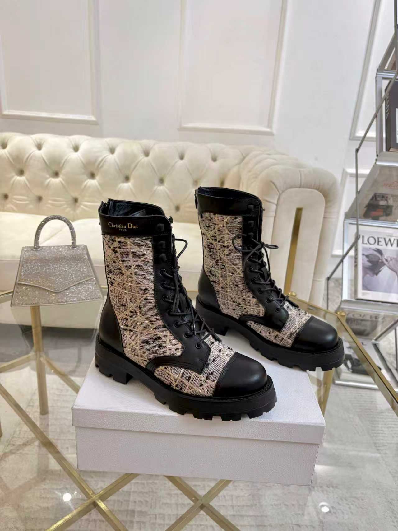 NO:592846,The latest hot style DIOR CHRONO lace-up motorcycle boots. High version 25ss counter new product. Original purchase. Original development 1:1 production. Dazzling and versatile electric embroidery soup gold CD logo is unique. Brand exclusive zipper. The heel zipper is more suitable for the upper foot. The upper foot is taller, slimmer and luxurious. It can be matched with any outing. It is also the mainstream trend of popular footwear in cold winter.  The upper is made of calfskin/electrically embroidered cloth, and the lining of the feet is all cowhide. The outsole is an original molded outsole. The sole height is about 4cm. Full of details...the quality is completely consistent with that of the counter. The packaging configuration is the original packaging of the counter. SIZE35-41 (40 41 custom-made, non-refundable) price, boots, dior, dior, boots, cowhide19860909最新爆款 DIOR CHRONO 迪奥系带机车短靴. 高版本25ss专柜新品. 原版购入. 原版开发1:1做货.. 耀眼百搭电绣汤金CD logo别出心栽..品牌专属拉链. 后跟拉链更是适合上脚穿着方便..上脚显高显瘦显奢华. 外出任意搭配. 更是冷冬流行上脚穿搭主流趋势. 鞋面小牛皮面/电绣布 内里垫脚全牛皮. 大底原版开模大底.. 底高约4cm. 细节满满…品质完全与专柜一致. 包装配置专柜原版包装. SIZE35-41（40 41订做不退换） 价格,靴子,dior,dior,boots,cowhide,Women's Shoes