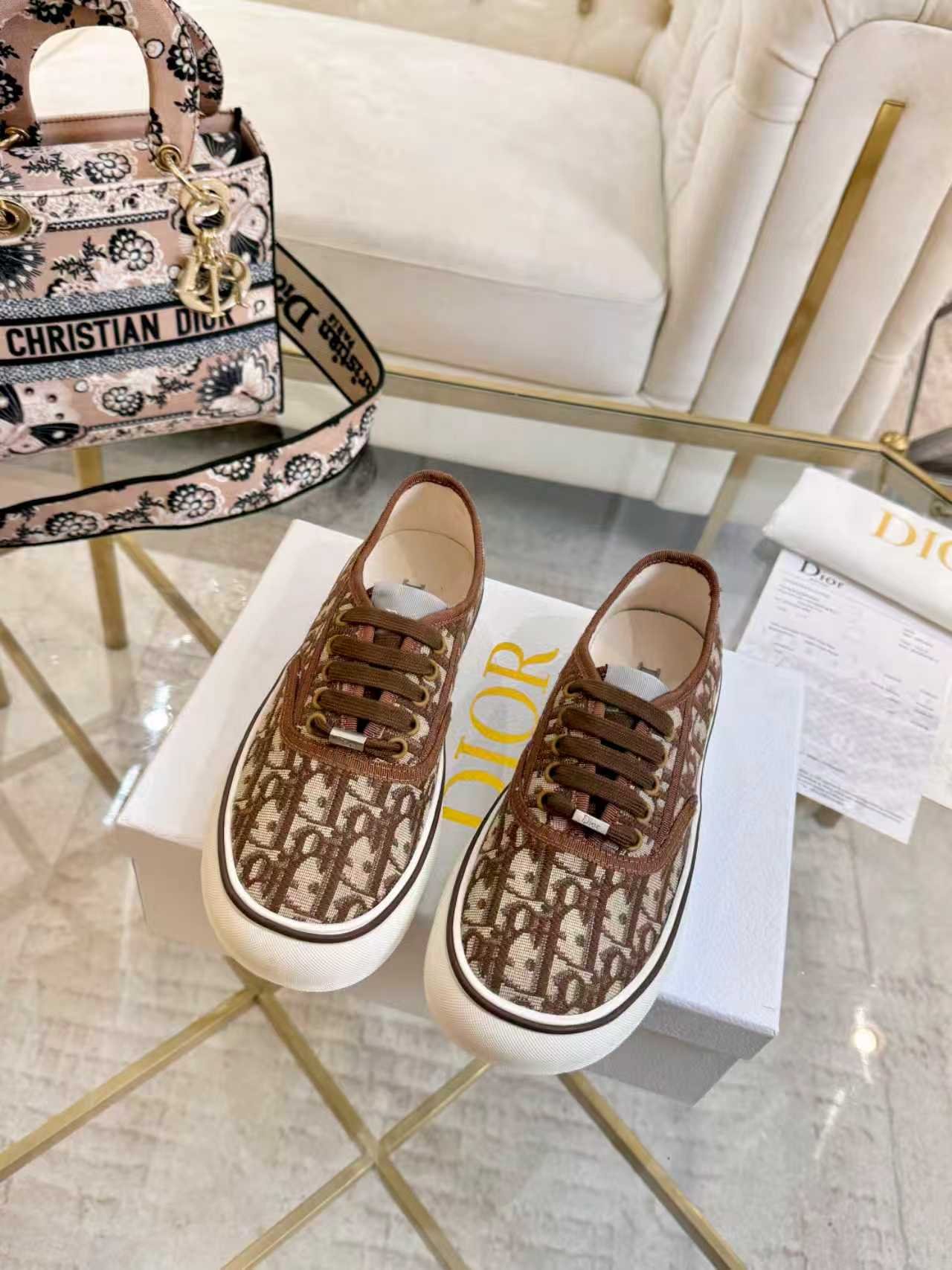 NO:744917,Real-price Dior new spring and autumn sneakers, same style for men and women, 35-44 Cotton body, technical fabric lining technical fabric TPU outsole Decorated with Dior logo patch on the tongue, tone-on-tone grosgrain details low top Cotton lace closure and metal lace accessories decorated with Dior logo Decorated with Dior logo on the insole Outsole decorated with Dior logo patch and cannage pattern patchwork structure including dust bag, dior, dior, sneakers19860909实价迪奥新款春秋季运动鞋,男女同款,35-44 主体棉,科技面料里料科技面料 TPU大底 鞋舌饰以Dior标志补丁同色调罗缎细节低帮 棉质鞋带开合和饰以Dior标志的金属鞋带配件内底饰以Dior 标志 外底饰以 Dior 标志补丁和藤格纹图案拼接结构内含防尘袋,,dior,dior,sneakers,Men's shoes