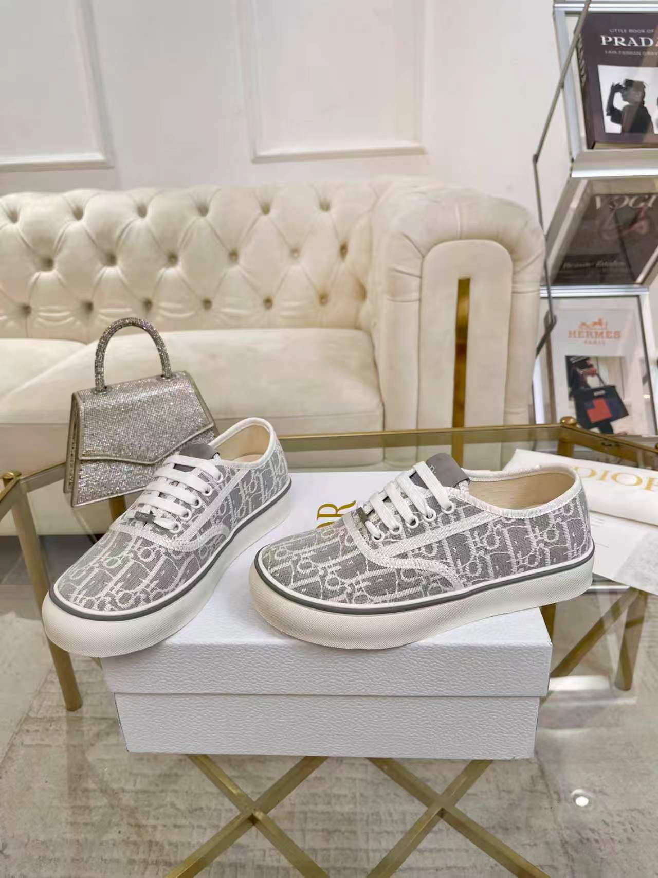 NO:830841,Real-price Dior new spring and autumn sneakers, same style for men and women, 35-40 Cotton body, technical fabric lining technical fabric TPU outsole Decorated with Dior logo patch on the tongue, tone-on-tone grosgrain details low top Cotton lace closure and metal lace accessories with Dior logo Decorated with Dior logo on the insole Outsole decorated with Dior logo patch and cannage pattern patchwork structure, dust bag included,, dior, dior, sneakers19860909实价迪奥新款春秋季运动鞋,男女同款,35-40 主体棉,科技面料里料科技面料 TPU大底 鞋舌饰以Dior标志补丁同色调罗缎细节低帮 棉质鞋带开合和饰以Dior标志的金属鞋带配件内底饰以Dior 标志 外底饰以 Dior 标志补丁和藤格纹图案拼接结构内含防尘袋,,dior,dior,sneakers,Men's shoes