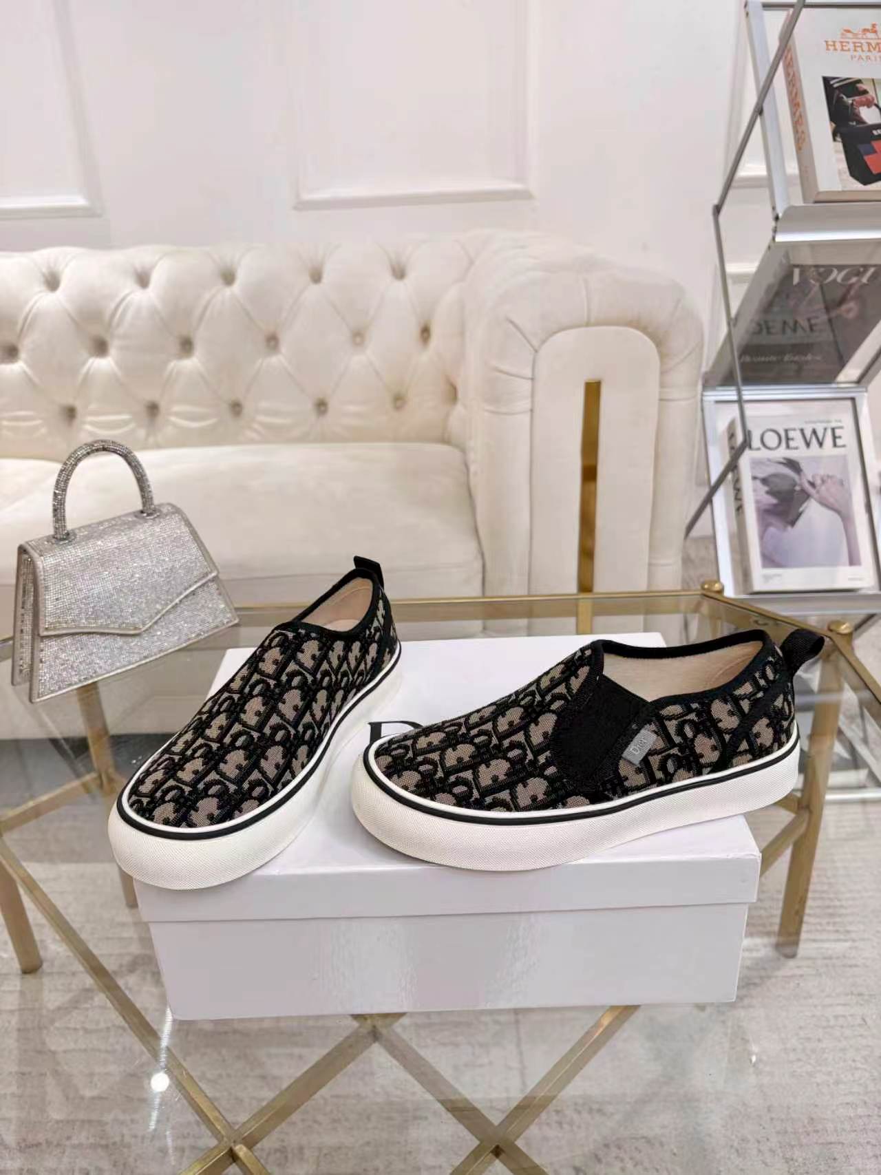 NO:830811,Real-price Dior new spring and autumn sneakers, same style for men and women, 35-45 cotton body, technical fabric lining technical fabric TPU outsole, tongue decorated with Dior logo patch, tone-on-tone grosgrain details, low top, cotton lace closure and metal lace accessories decorated with Dior logo, insole decorated with Dior logo, outsole decorated with Dior logo patch and cannage pattern stitching structure, dust bag included,, dior, dior, sneakers19860909实价迪奥新款春秋季运动鞋,男女同款,35-45 主体棉,科技面料里料科技面料 TPU大底 鞋舌饰以Dior标志补丁同色调罗缎细节低帮 棉质鞋带开合和饰以Dior标志的金属鞋带配件内底饰以Dior 标志 外底饰以 Dior 标志补丁和藤格纹图案拼接结构内含防尘袋,,dior,dior,sneakers,Men's shoes