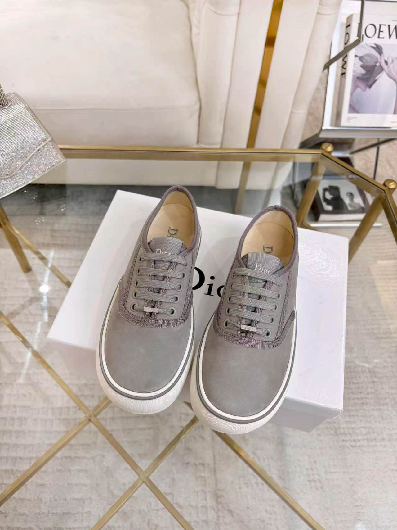 NO:830821,Real-price Dior's new spring and autumn sneakers, same style for men and women, 35-45. Nubuck leather main body, technical cotton lining TPU outsole. Dior logo patch on tongue. Tonal grosgrain details. Low top. Cotton lace closure and metal lace accessories with Dior logo. Dior logo on insole. Dior logo patch on outsole and cannage pattern. Dust bag included. Dior, dior, sneakers19860909实价迪奥新款春秋季运动鞋,男女同款,35-45 主体磨砂皮料,内里科技棉布 TPU大底 鞋舌饰以Dior标志补丁同色调罗缎细节低帮 棉质鞋带开合和饰以Dior标志的金属鞋带配件内底饰以Dior 标志 外底饰以 Dior 标志补丁和藤格纹图案拼接结构内含防尘袋,,dior,dior,sneakers,Men's shoes