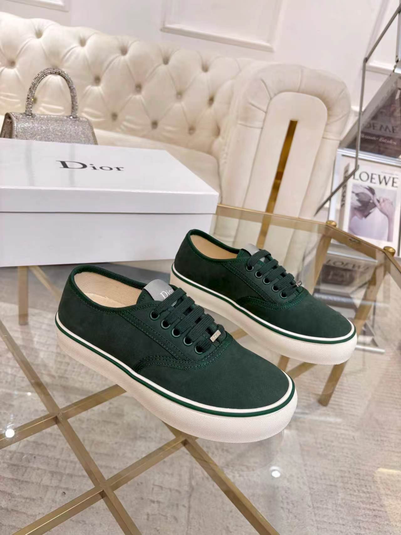 NO:830832,Real-price Dior's new spring and autumn sneakers, for men and women, 35-45. Main body nubuck leather, technical cotton lining TPU outsole. Dior logo patch on tongue. Tonal grosgrain details. Low top. Cotton lace closure and metal lace accessories with Dior logo. Insole decorated with Dior logo. Outsole decorated with Dior logo patch and cannage pattern. Dust bag included. Dior, dior, sneakers19860909实价迪奥新款春秋季运动鞋,男女同款,35-45 主体磨砂皮料,科技棉里料 TPU大底 鞋舌饰以Dior标志补丁同色调罗缎细节低帮 棉质鞋带开合和饰以Dior标志的金属鞋带配件内底饰以Dior 标志 外底饰以 Dior 标志补丁和藤格纹图案拼接结构内含防尘袋,,dior,dior,sneakers,Men's shoes