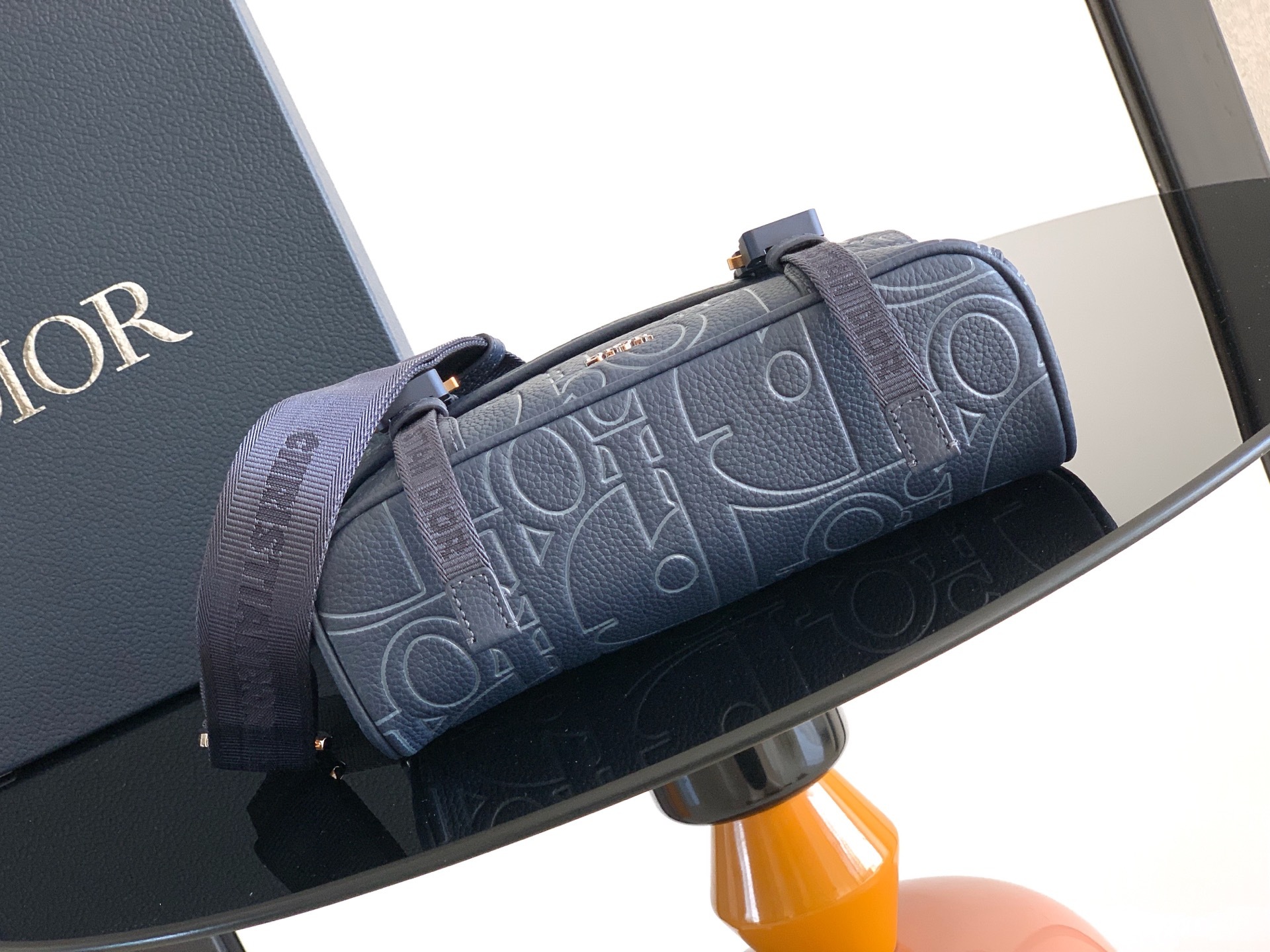 (市场最高对版版本)这款翻盖信使包以现代时尚的设计突显 Dior 的高订精神,进一步丰富 Dior Hi