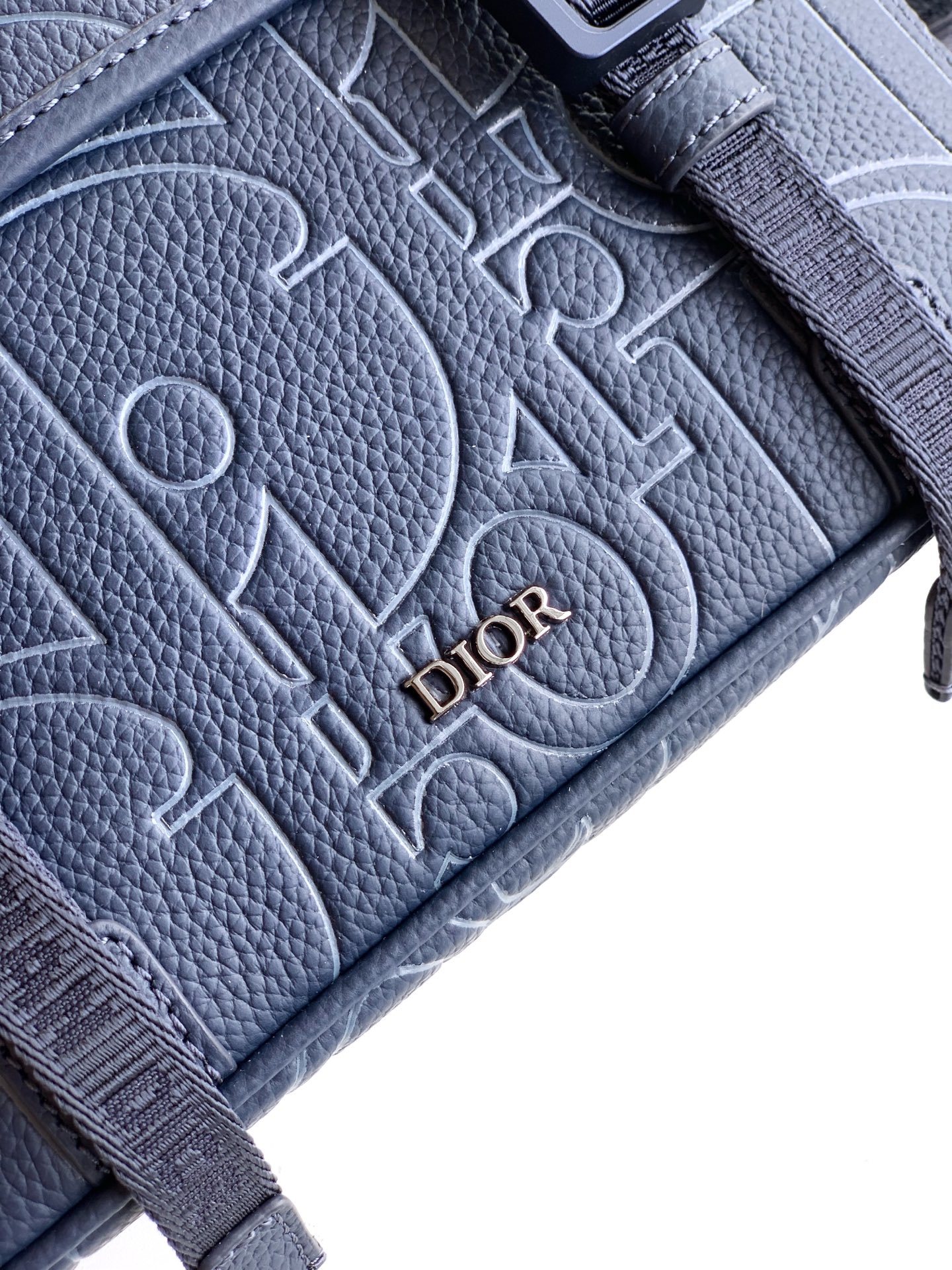 (市场最高对版版本)这款翻盖信使包以现代时尚的设计突显 Dior 的高订精神,进一步丰富 Dior Hi