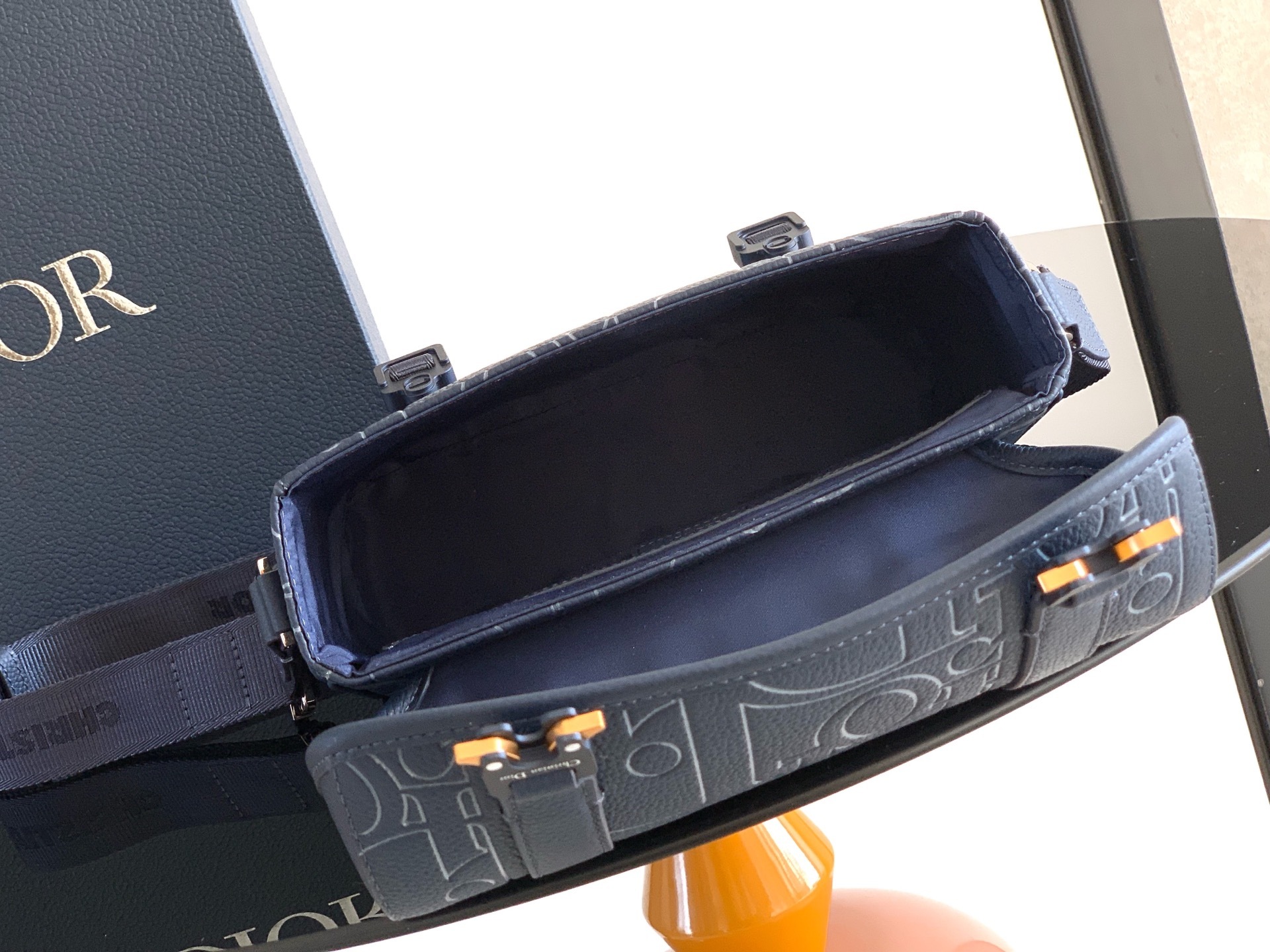 (市场最高对版版本)这款翻盖信使包以现代时尚的设计突显 Dior 的高订精神,进一步丰富 Dior Hi