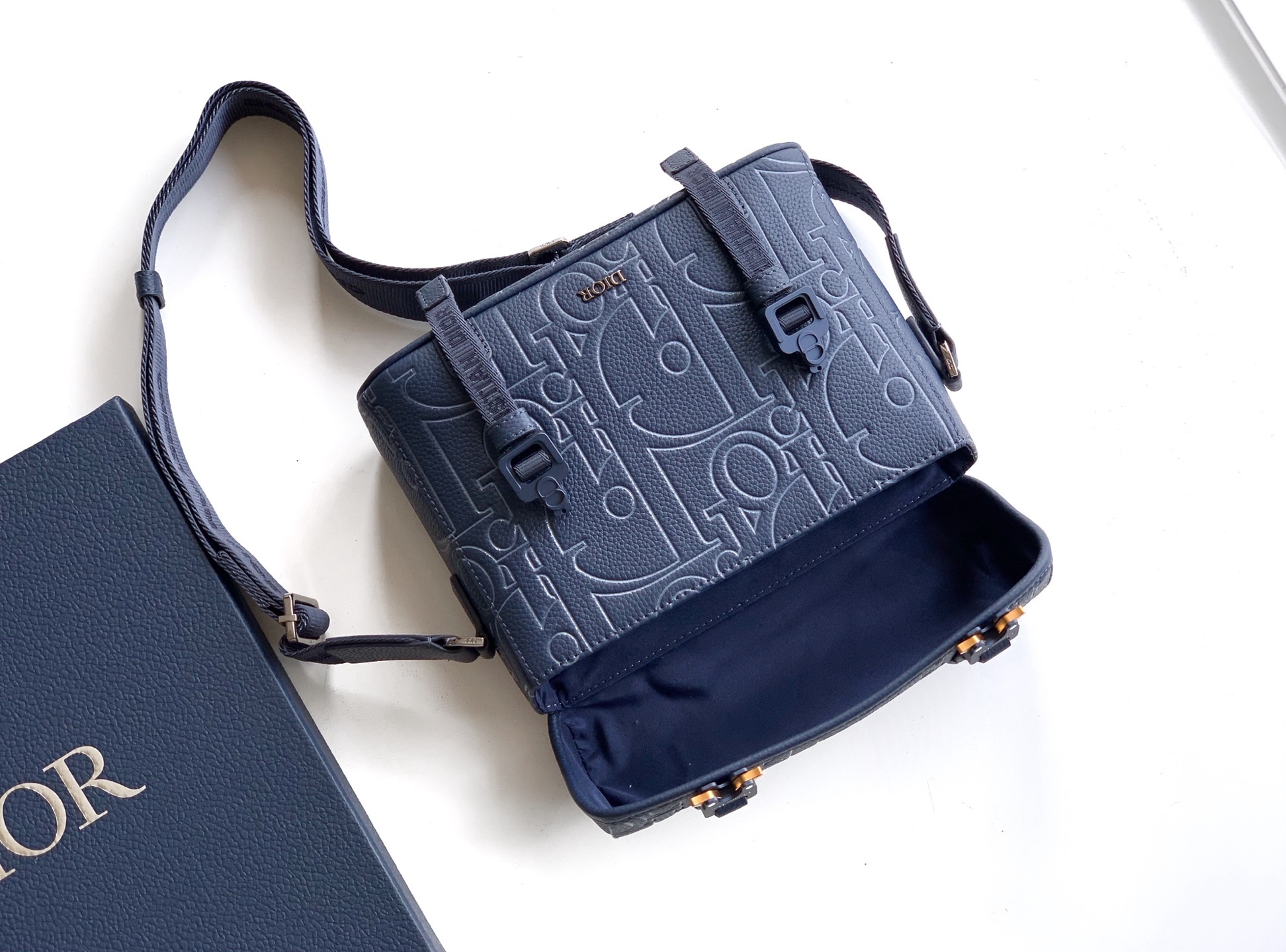 (市场最高对版版本)这款翻盖信使包以现代时尚的设计突显 Dior 的高订精神,进一步丰富 Dior Hi