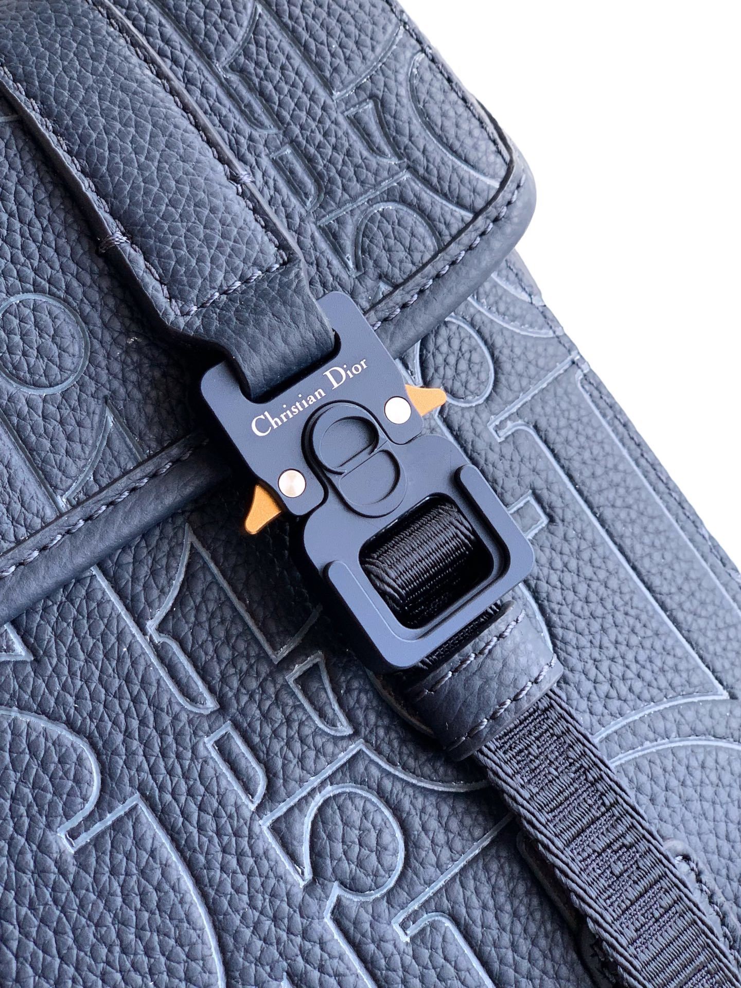 (市场最高对版版本)这款翻盖信使包以现代时尚的设计突显 Dior 的高订精神,进一步丰富 Dior Hi