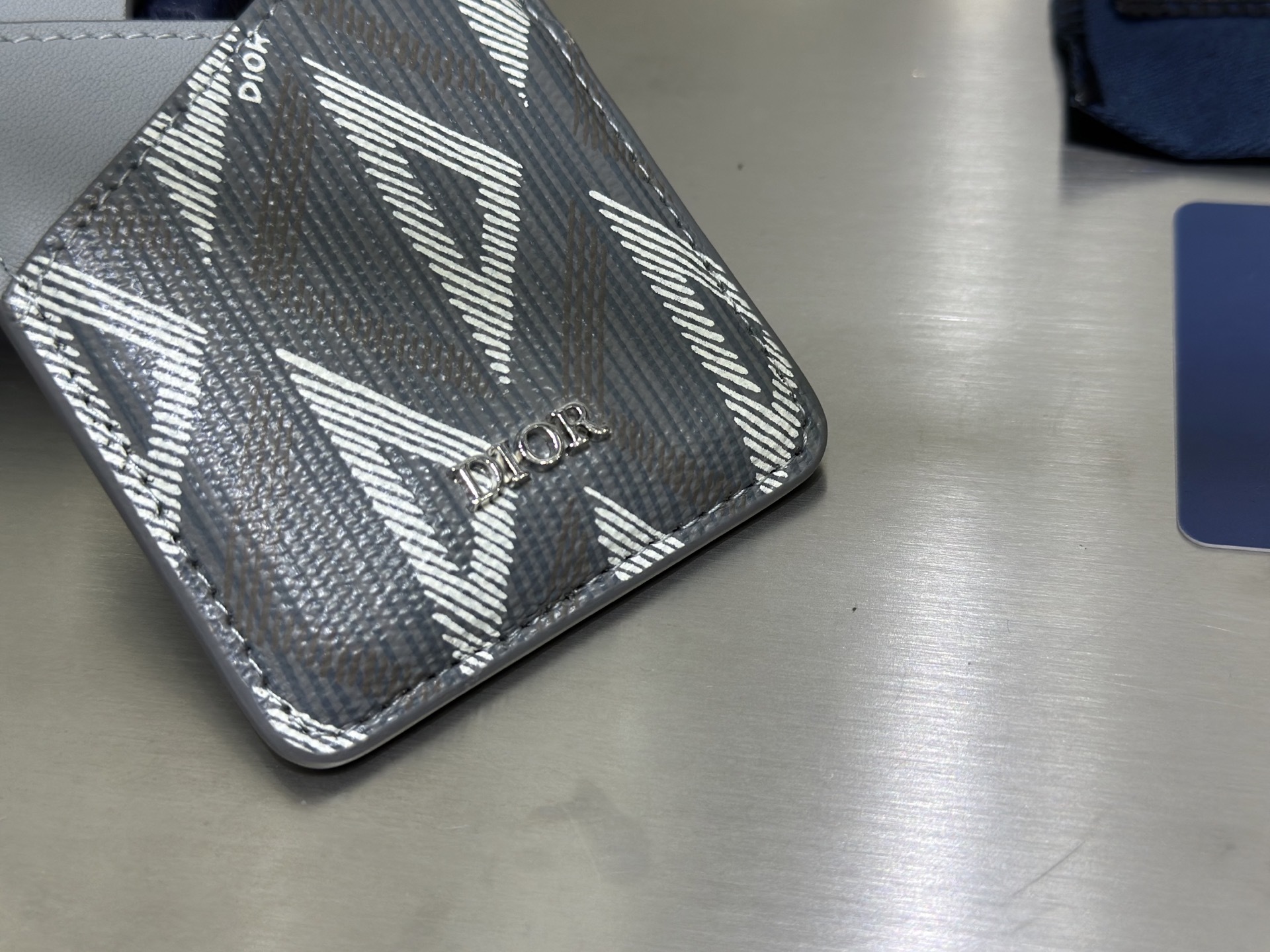 这款马鞍磁性卡夹是一款高雅的配饰,彰显 Dior 精湛的皮革细工镶嵌工艺。采用Oblique 印花面料和