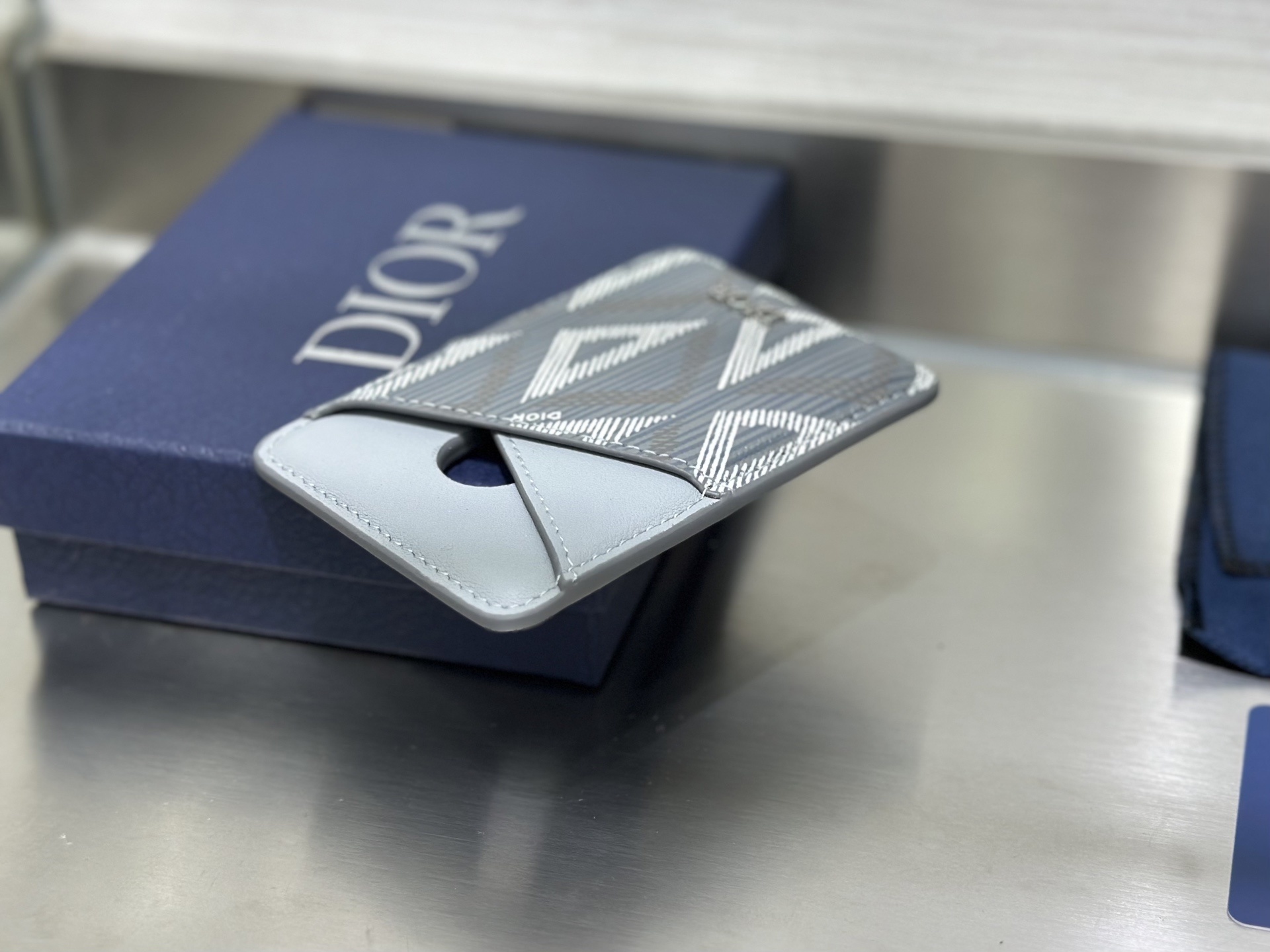 这款马鞍磁性卡夹是一款高雅的配饰,彰显 Dior 精湛的皮革细工镶嵌工艺。采用Oblique 印花面料和