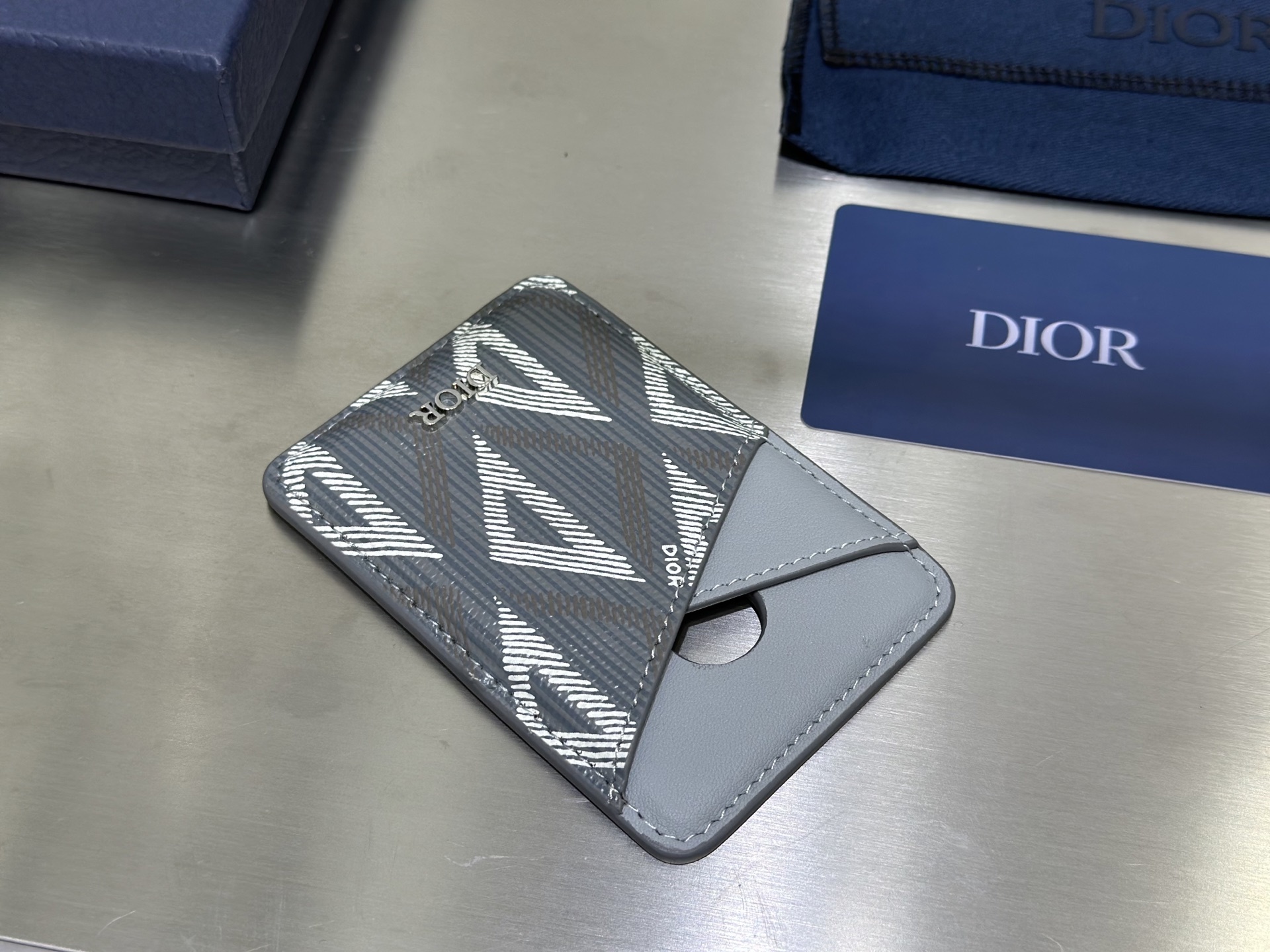 这款马鞍磁性卡夹是一款高雅的配饰,彰显 Dior 精湛的皮革细工镶嵌工艺。采用Oblique 印花面料和