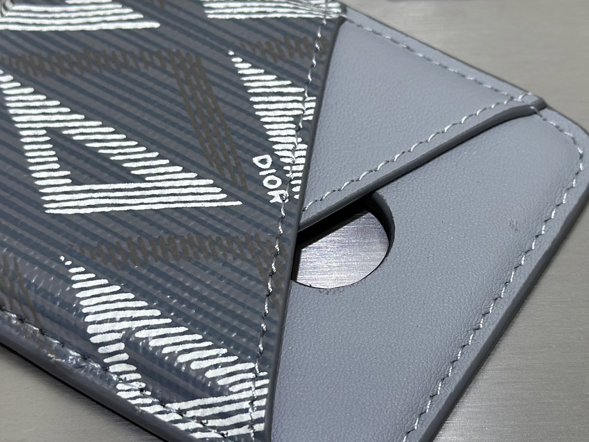 这款马鞍磁性卡夹是一款高雅的配饰,彰显 Dior 精湛的皮革细工镶嵌工艺。采用Oblique 印花面料和