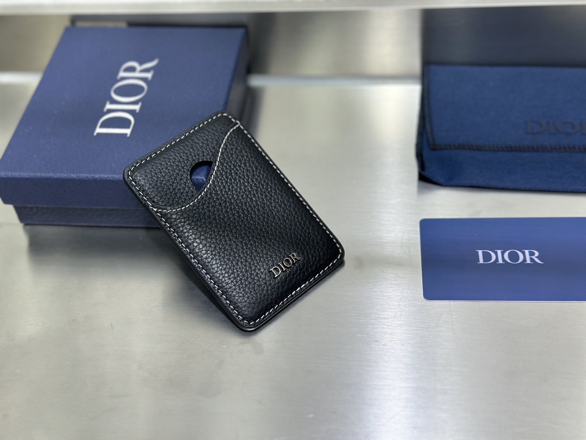 Dior Saddle Magnetische Kaarthouder van Korrelig Kalfsleer - Stijlvol & Functioneel