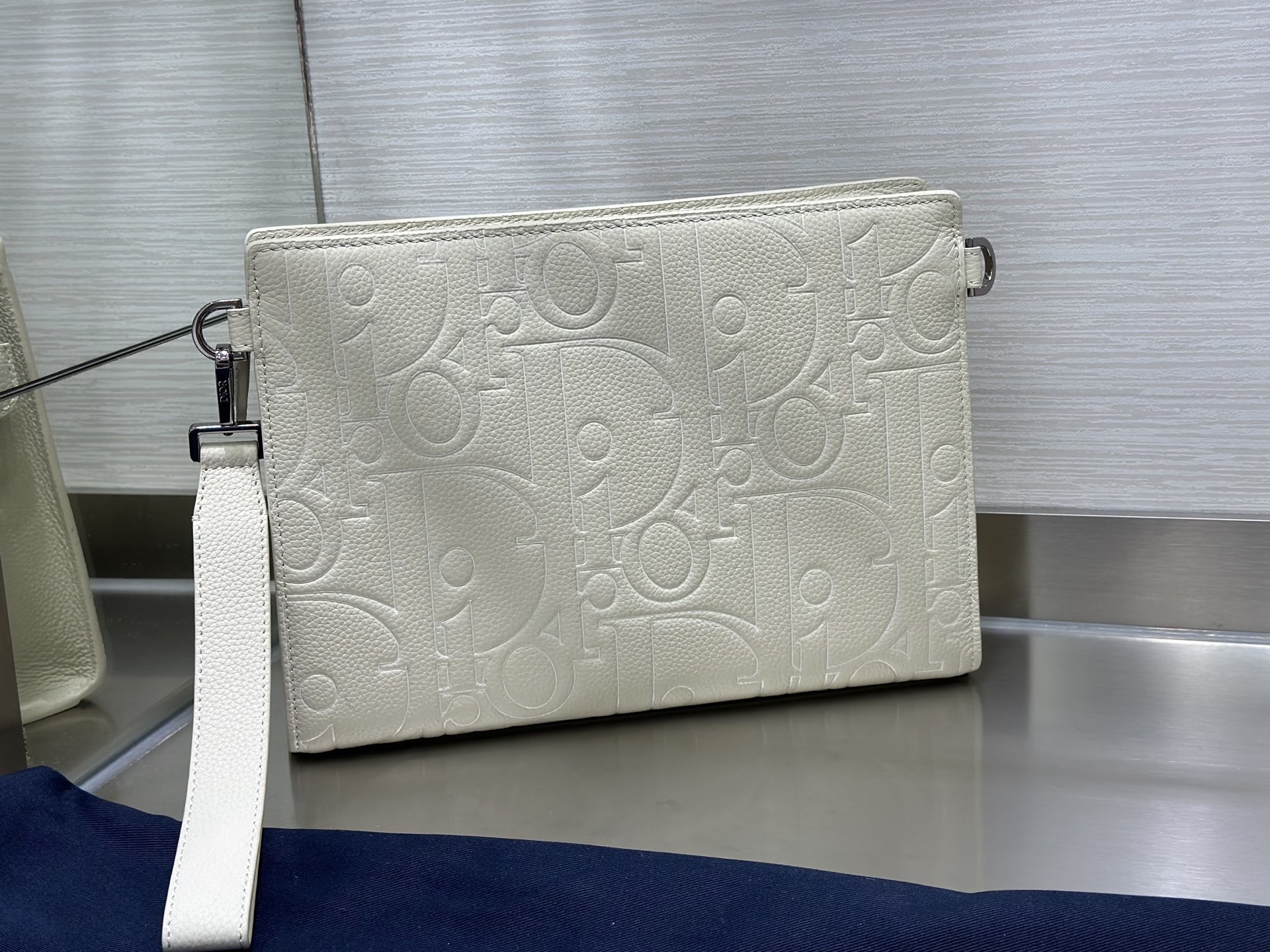 (正品开发 市场最高版本)这款 A5 三角形手拿包是 Dior 的主打单品。采用米色 Dior Grav