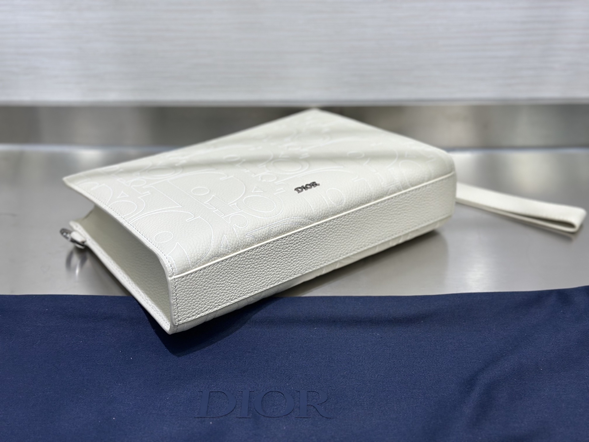 (正品开发 市场最高版本)这款 A5 三角形手拿包是 Dior 的主打单品。采用米色 Dior Grav