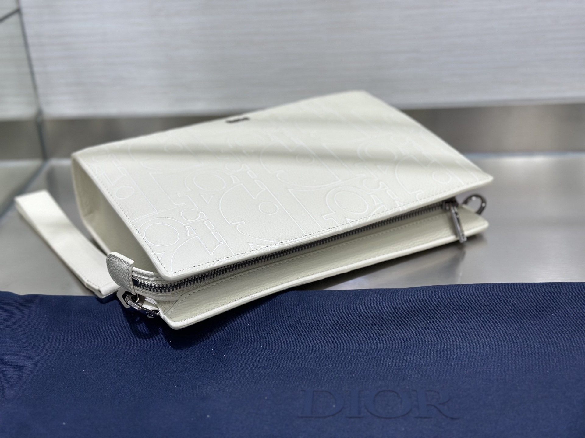 (正品开发 市场最高版本)这款 A5 三角形手拿包是 Dior 的主打单品。采用米色 Dior Grav