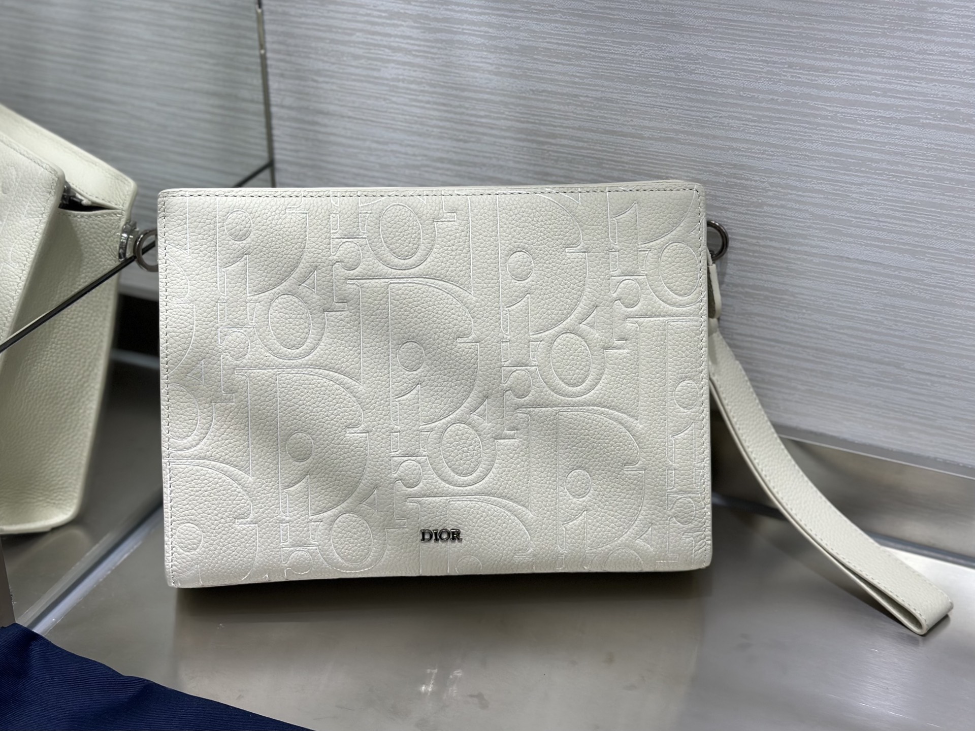 (正品开发 市场最高版本)这款 A5 三角形手拿包是 Dior 的主打单品。采用米色 Dior Grav