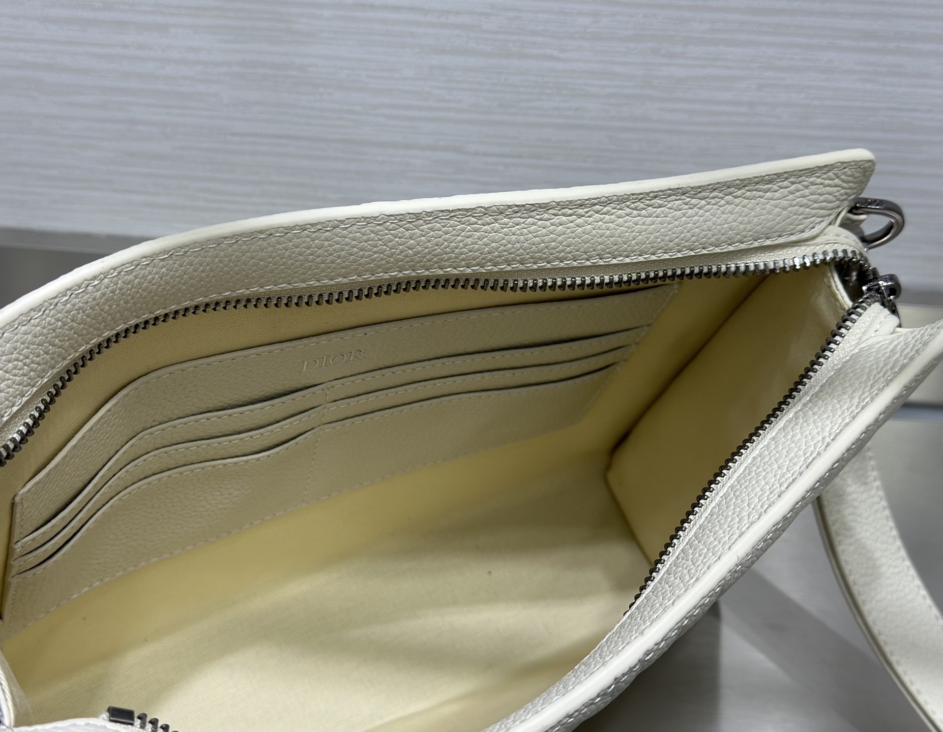 (正品开发 市场最高版本)这款 A5 三角形手拿包是 Dior 的主打单品。采用米色 Dior Grav