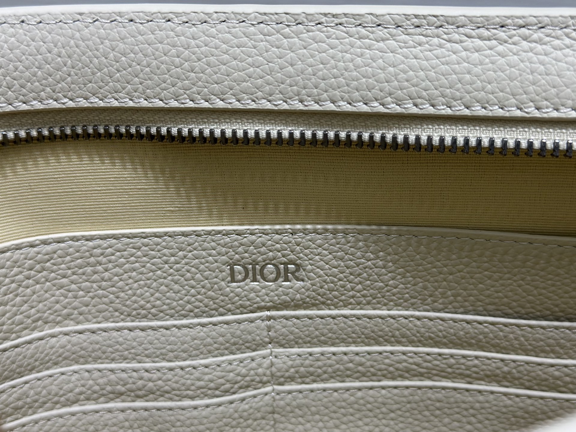 (正品开发 市场最高版本)这款 A5 三角形手拿包是 Dior 的主打单品。采用米色 Dior Grav