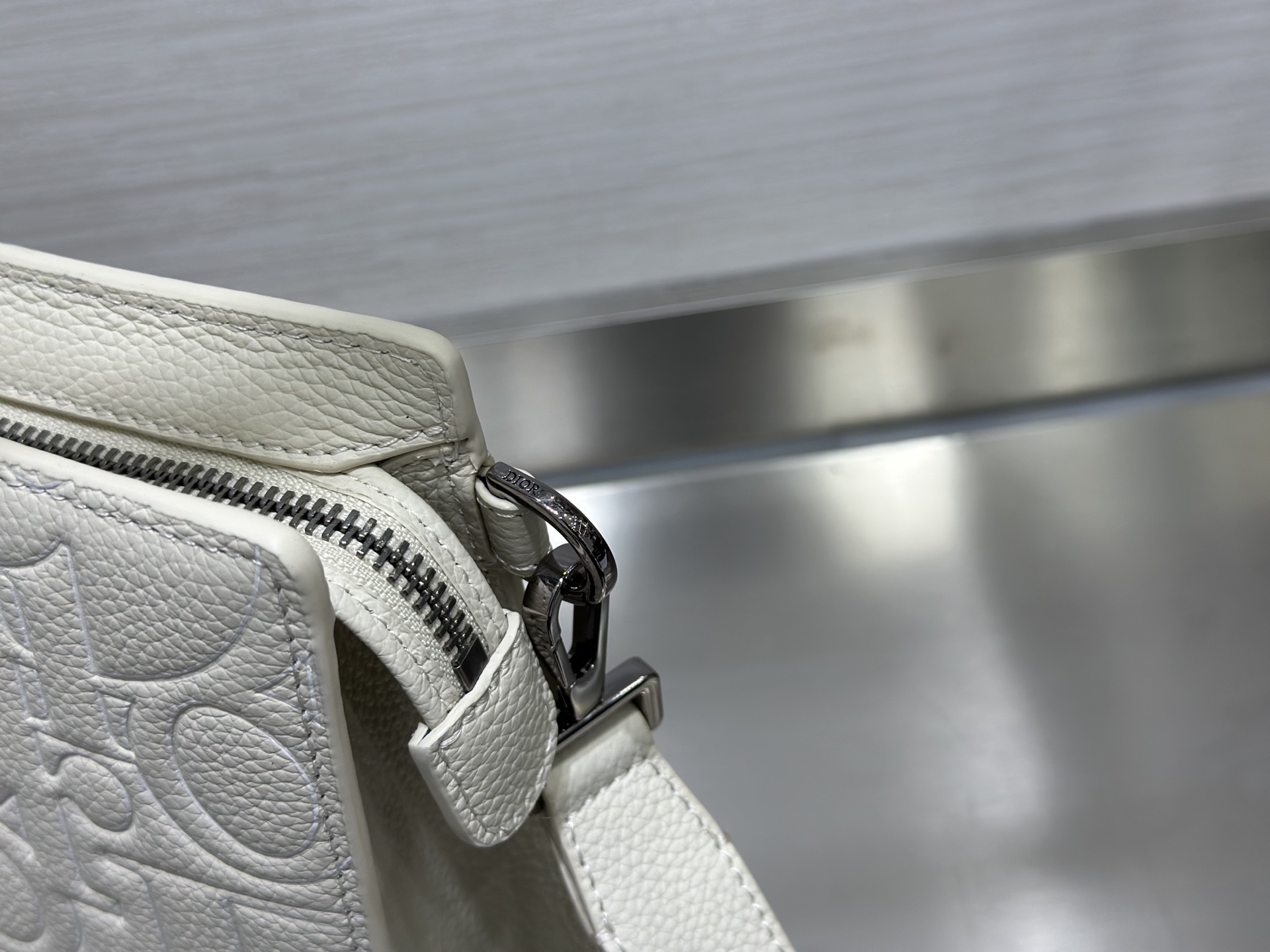 (正品开发 市场最高版本)这款 A5 三角形手拿包是 Dior 的主打单品。采用米色 Dior Grav