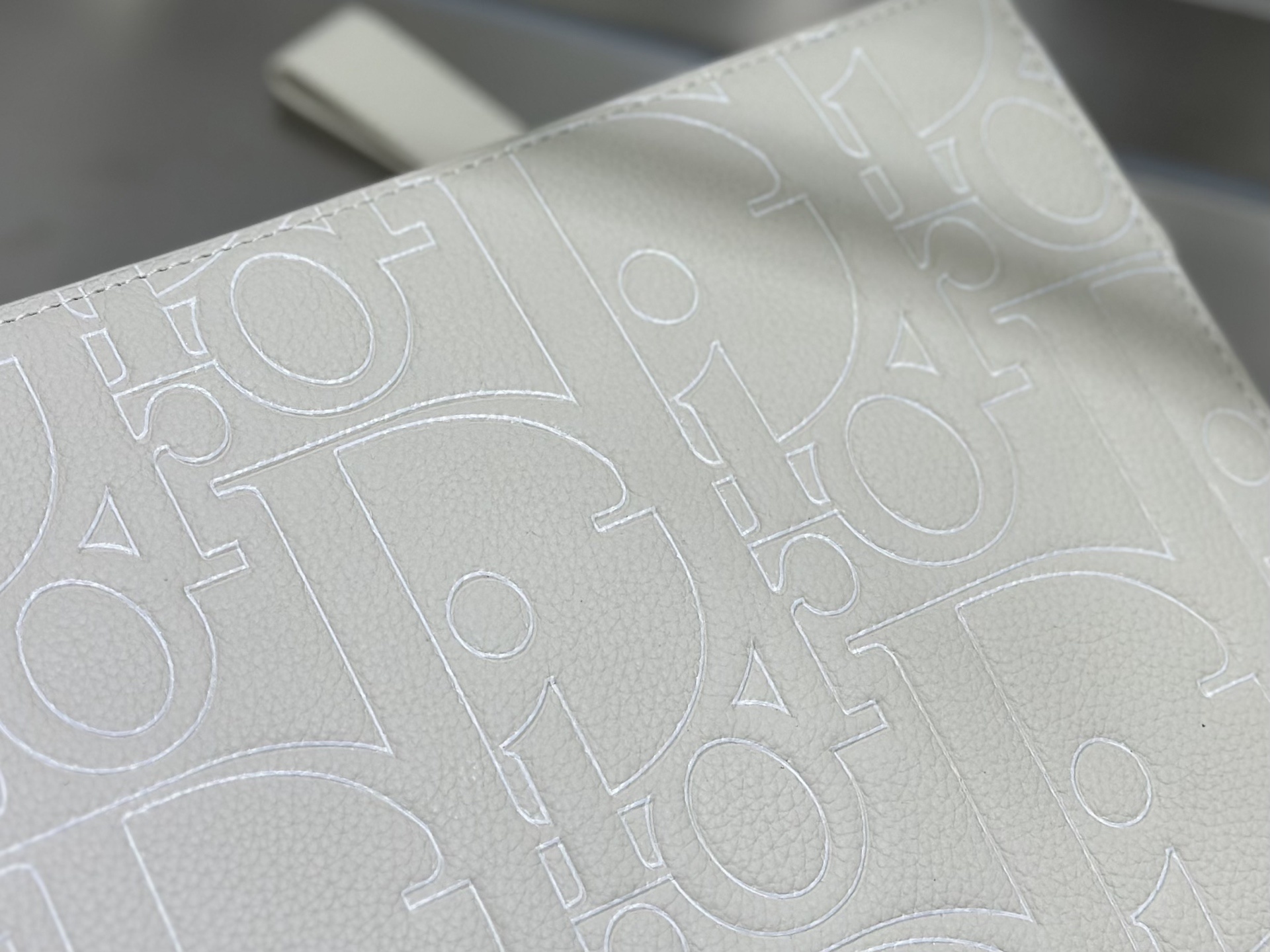 (正品开发 市场最高版本)这款 A5 三角形手拿包是 Dior 的主打单品。采用米色 Dior Grav