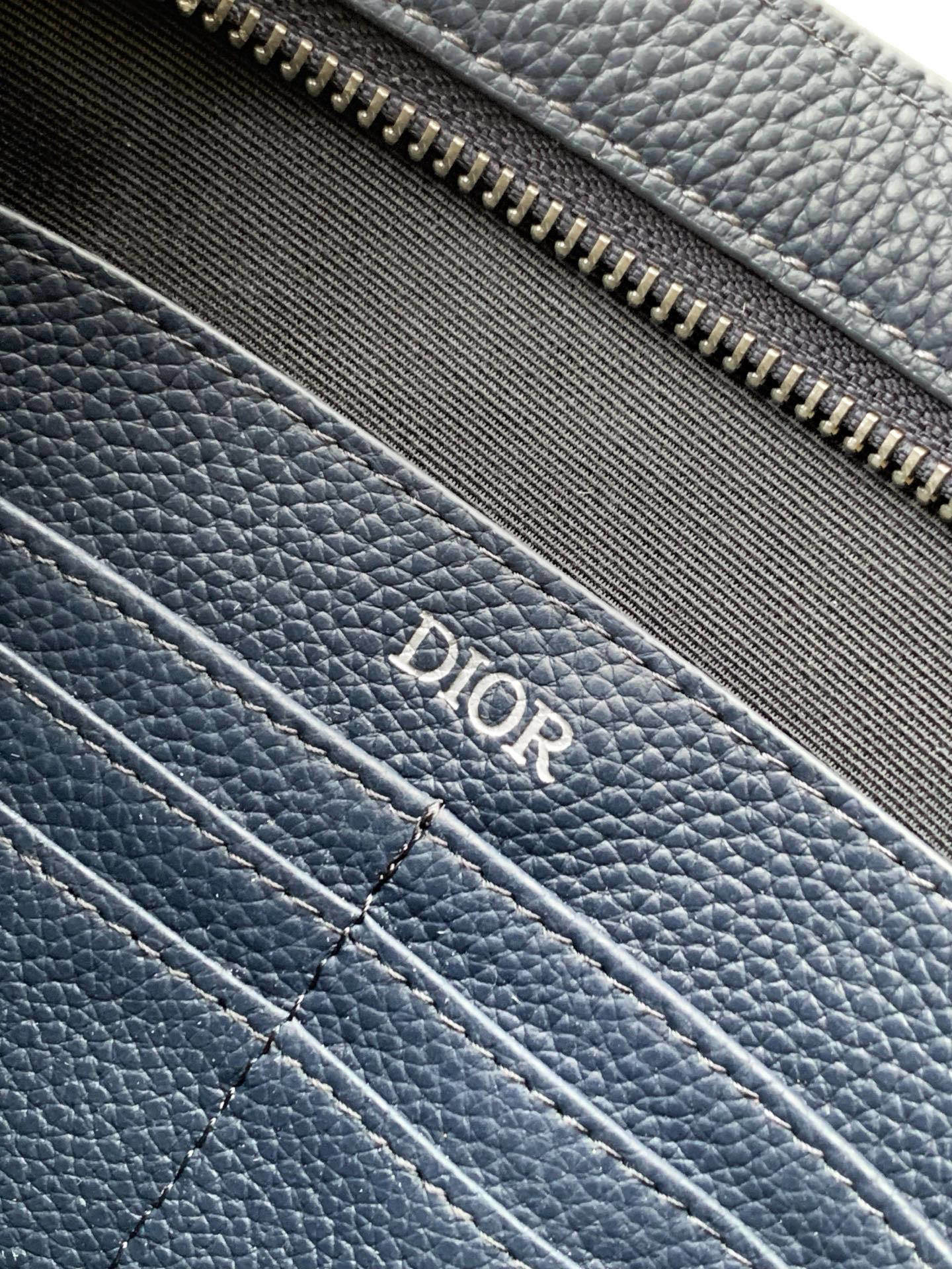 (正品开发 市场最高版本) 这款 A5 三角形手拿包是 Dior 的主打单品。采用海军蓝色 Dior G