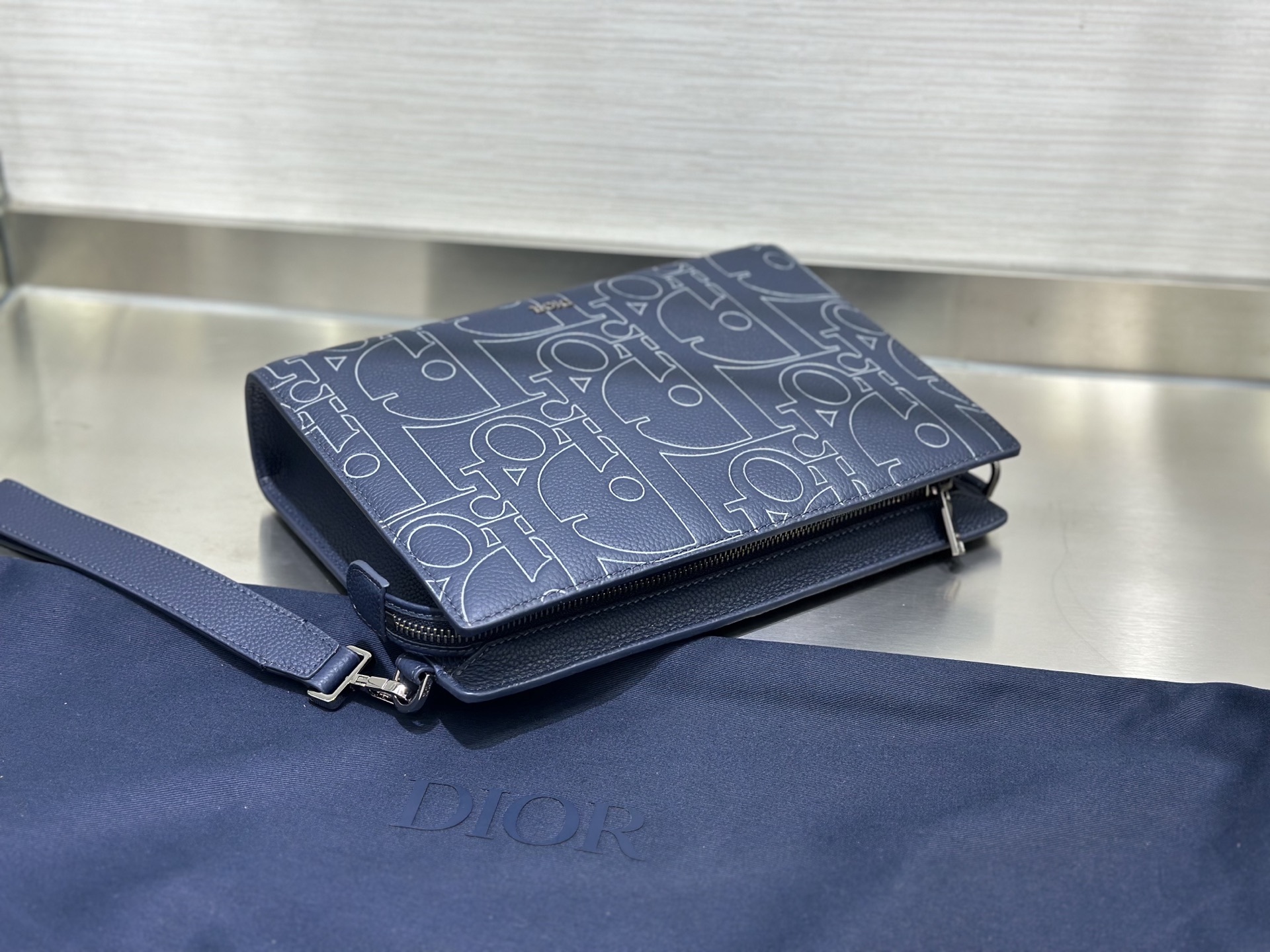 (正品开发 市场最高版本) 这款 A5 三角形手拿包是 Dior 的主打单品。采用海军蓝色 Dior G