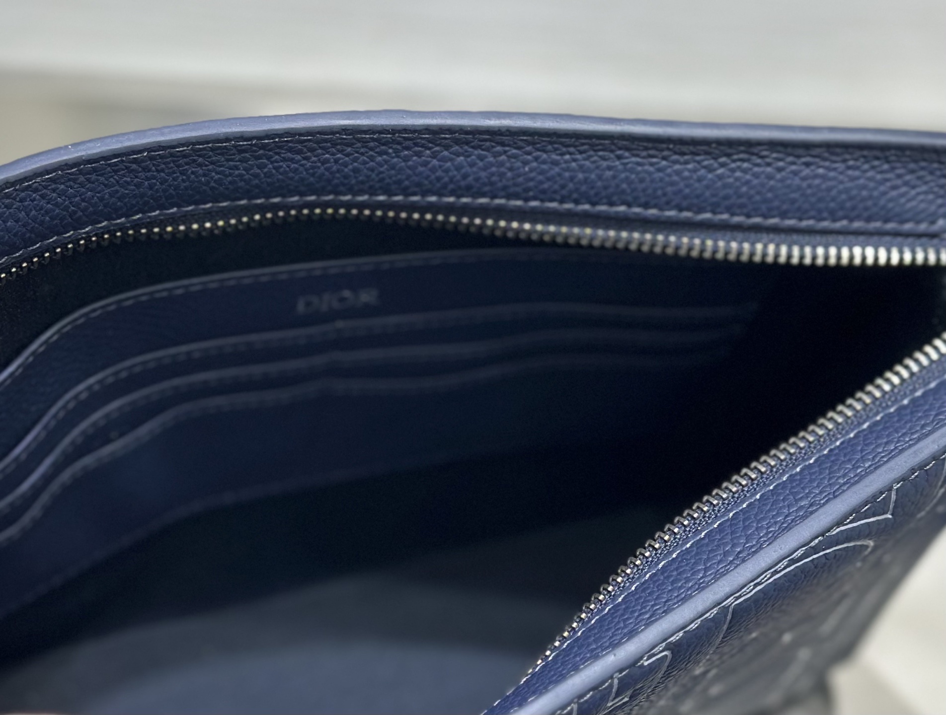 (正品开发 市场最高版本) 这款 A5 三角形手拿包是 Dior 的主打单品。采用海军蓝色 Dior G