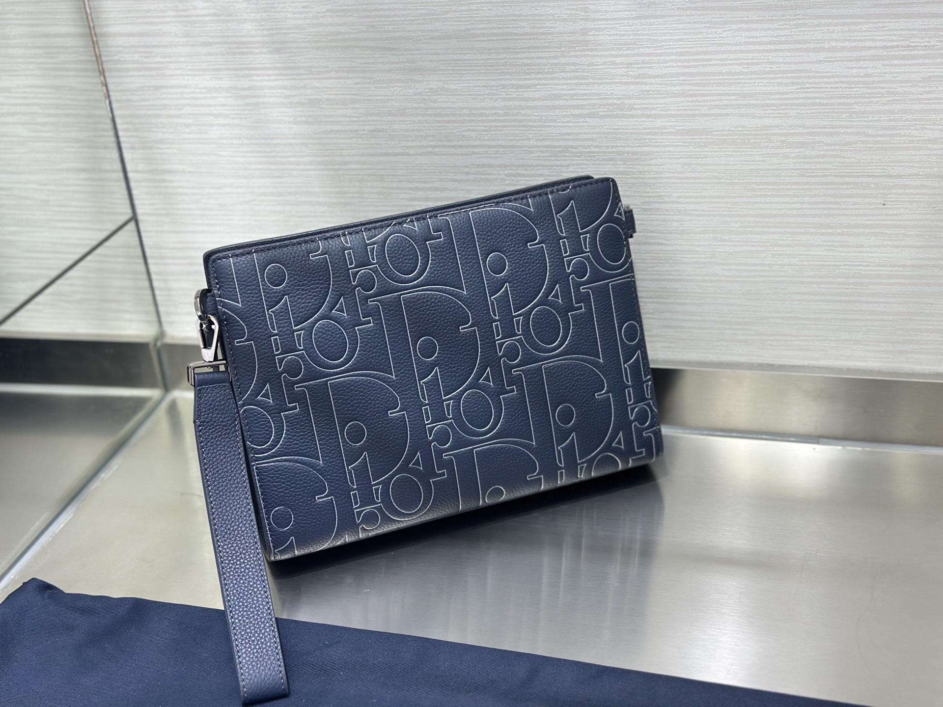 (正品开发 市场最高版本) 这款 A5 三角形手拿包是 Dior 的主打单品。采用海军蓝色 Dior G