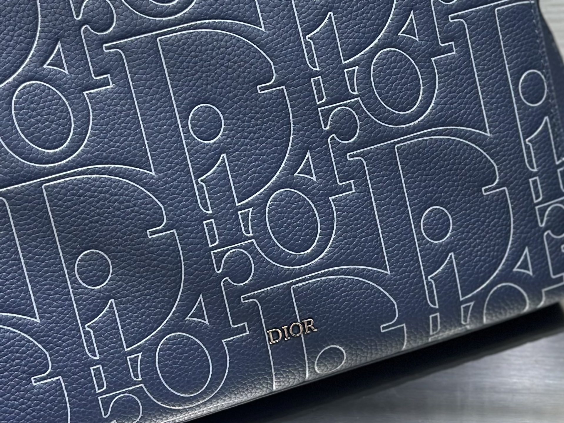 (正品开发 市场最高版本) 这款 A5 三角形手拿包是 Dior 的主打单品。采用海军蓝色 Dior G